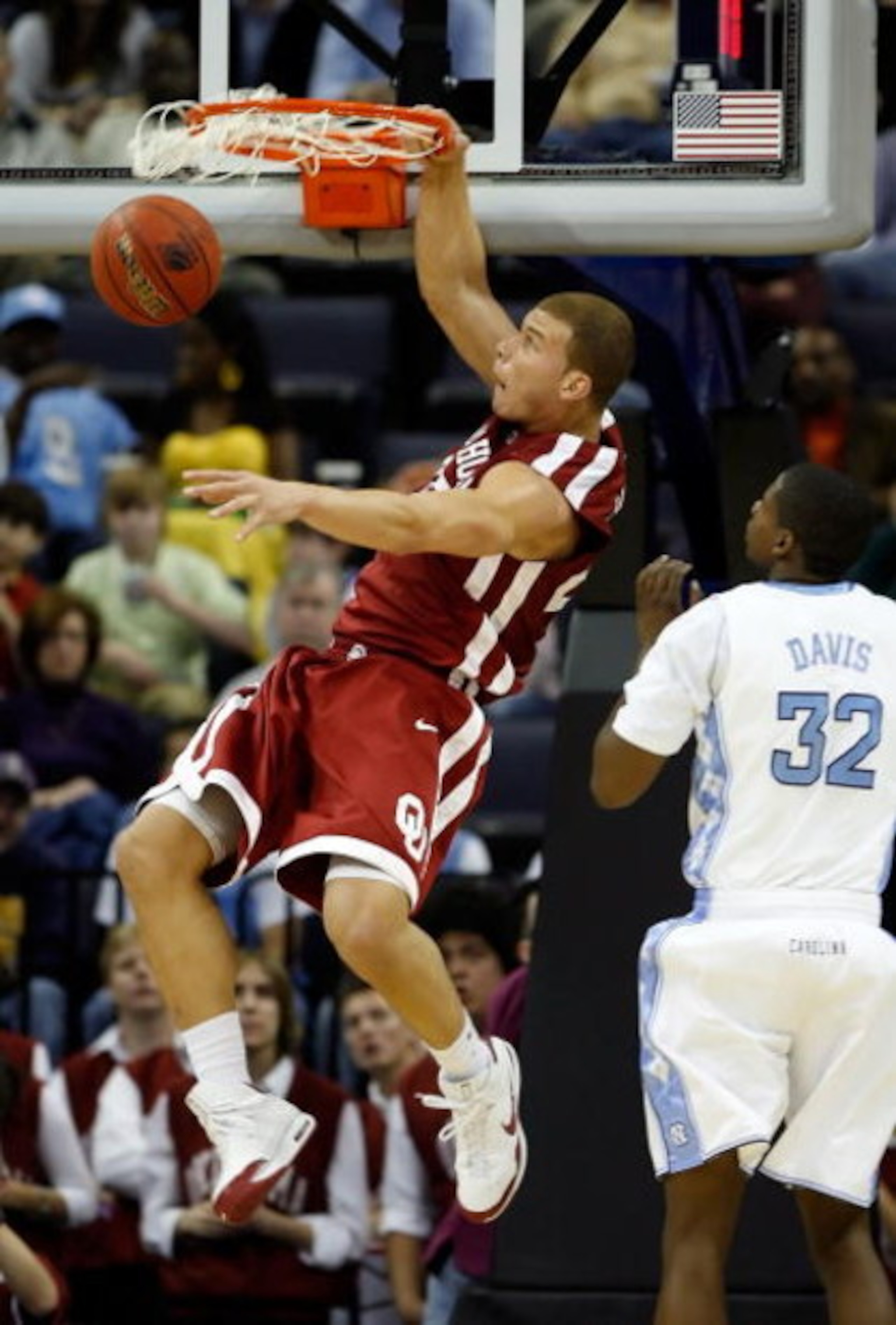 MEMPHIS, TN - MARCH 29:  Blake Griffin #23 of the Oklahoma Sooners dunks the ball over Ed Davis #32 of the North Carolina Tar Heels in the second half during the NCAA Men's Basketball Tournament South Regional Final at the FedExForum on March 29, 2009 in 