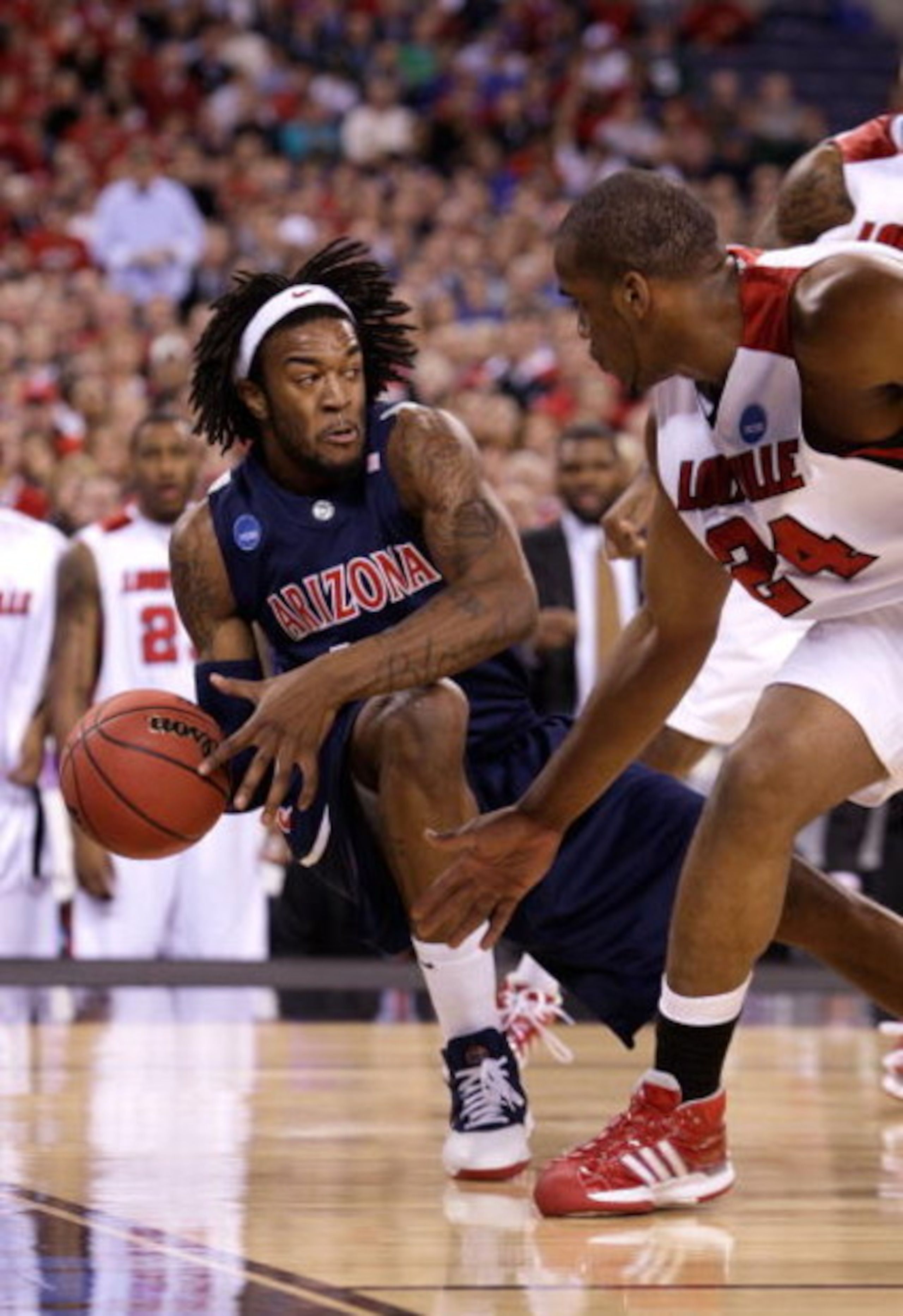 INDIANAPOLIS - MARCH 27:  Jordan Hill #43 of the Arizona Wildcats attempts to save the ball from going out of bounds against Samardo Samuels #24 of the Louisville Cardinals  during the third round of the NCAA Division I Men's Basketball Tournament at the 