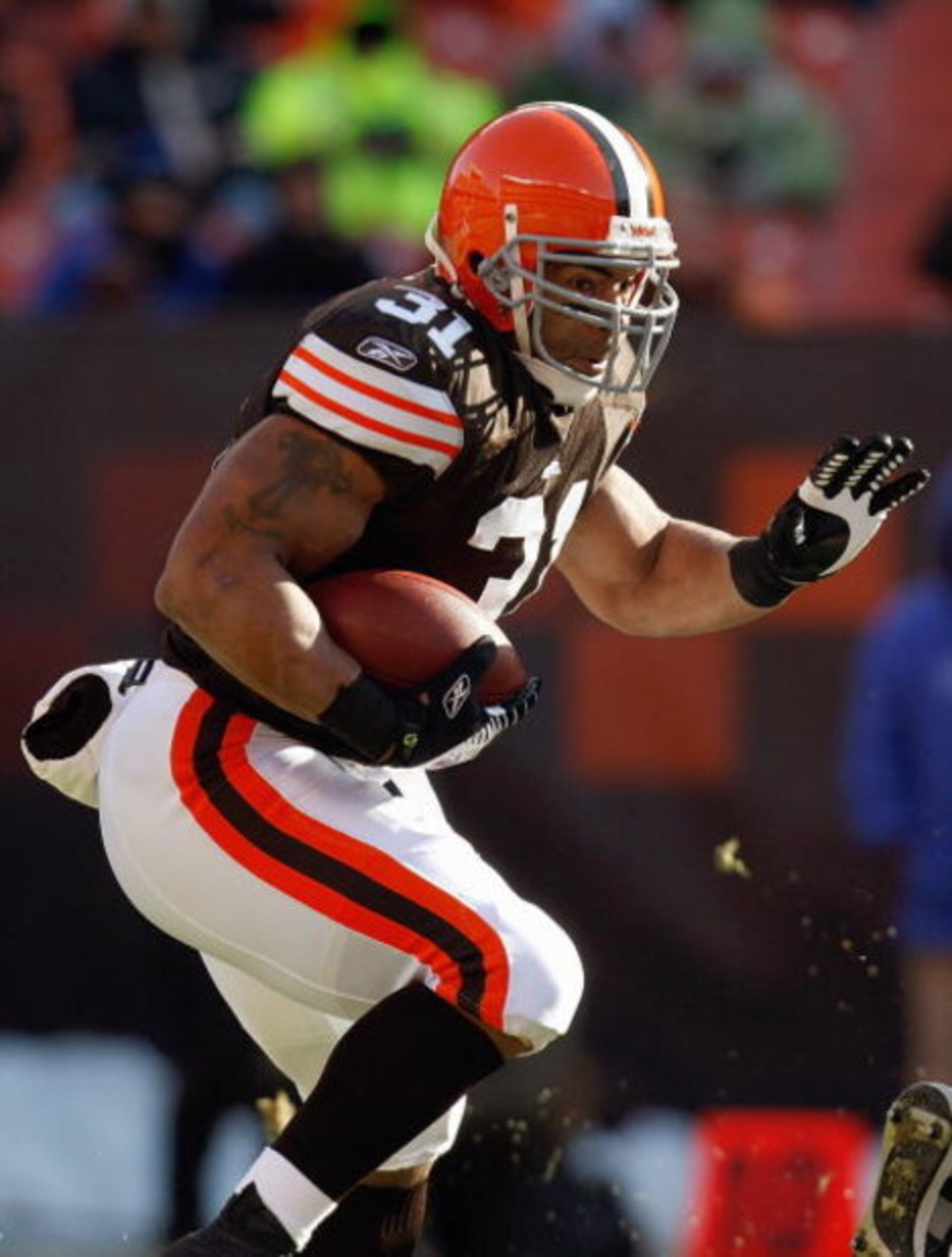 CLEVELAND - DECEMBER 21:  Jamal Lewis #31 of the Cleveland Browns carries the ball during the game against the Cincinnatti Bengals on December 21, 2008 at Cleveland Browns Stadium in Cleveland, Ohio. (Photo by: Gregory Shamus/Getty Images)