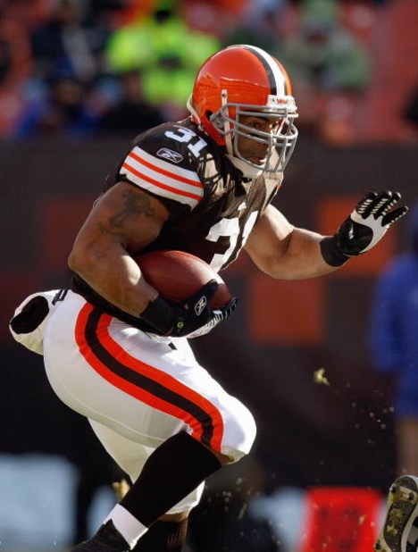 CLEVELAND - DECEMBER 21:  Jamal Lewis #31 of the Cleveland Browns carries the ball during the game against the Cincinnatti Bengals on December 21, 2008 at Cleveland Browns Stadium in Cleveland, Ohio. (Photo by: Gregory Shamus/Getty Images)
