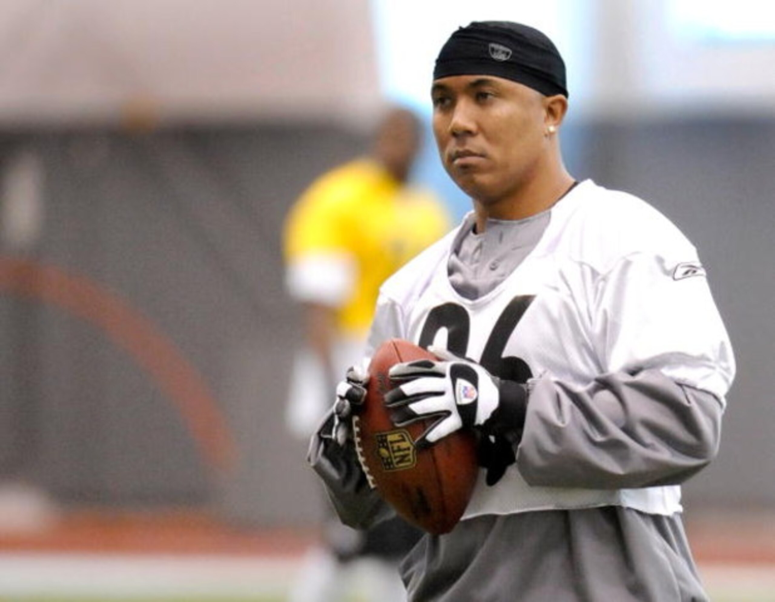 PITTSBURGH - MAY 01:  Hines Ward #86 of the Pittsburgh Steelers watches the wide receivers during rookie training camp at the Pittsburgh Steelers Practice Facility on May 1, 2009 in Pittsburgh, Pennsylvania.  (Photo by Joe Sargent/Getty Images)