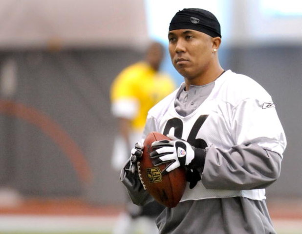 PITTSBURGH - MAY 01:  Hines Ward #86 of the Pittsburgh Steelers watches the wide receivers during rookie training camp at the Pittsburgh Steelers Practice Facility on May 1, 2009 in Pittsburgh, Pennsylvania.  (Photo by Joe Sargent/Getty Images)