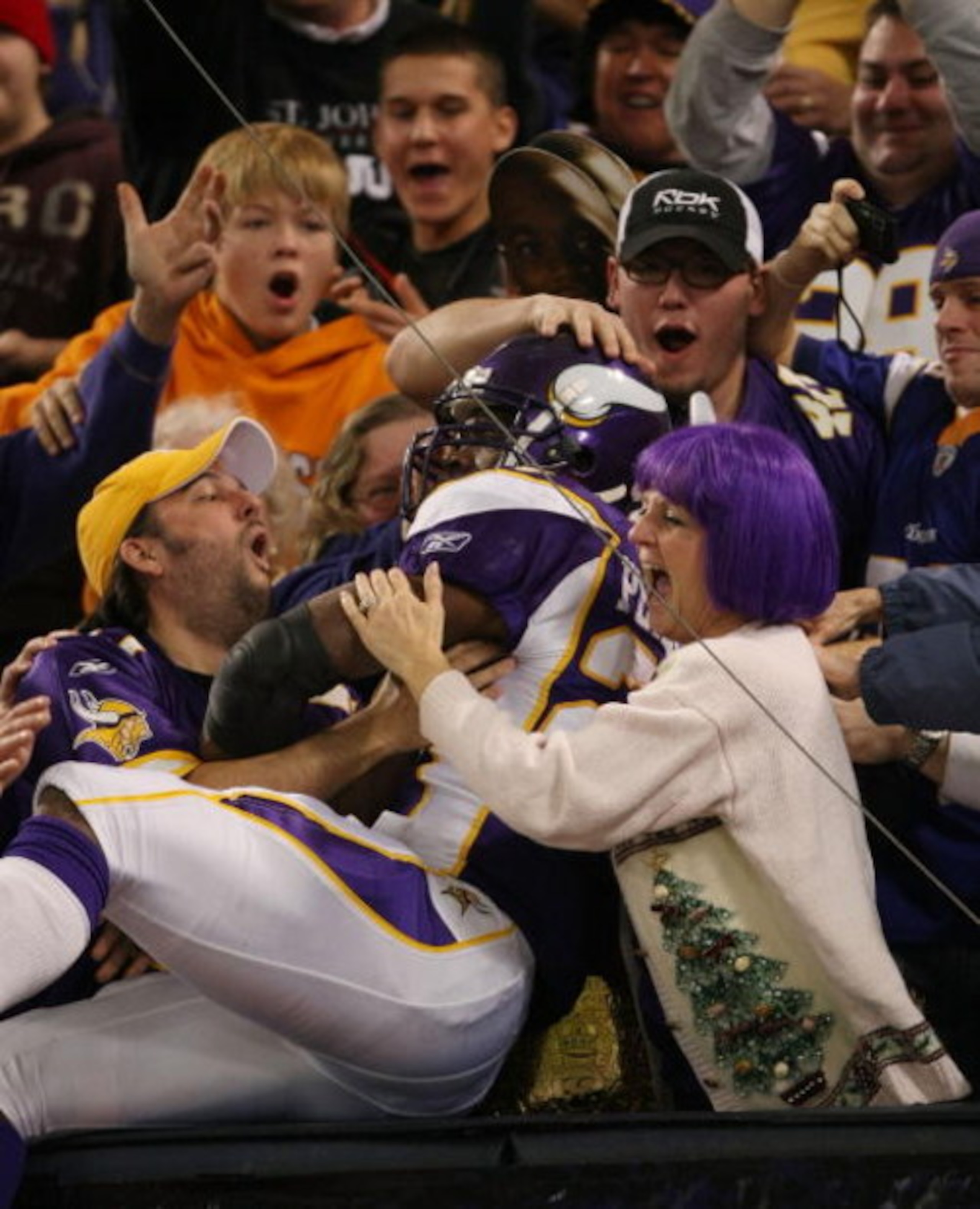 MINNEAPOLIS - DECEMBER 28:   Adrian Peterson #28 of the Minnesota Vikings celebrates his touchdown against the New York Giants on December 28, 2008 at the Hubert H. Humphrey Metrodome in Minneapolis, Minnesota. (Photo by Elsa/Getty Images)