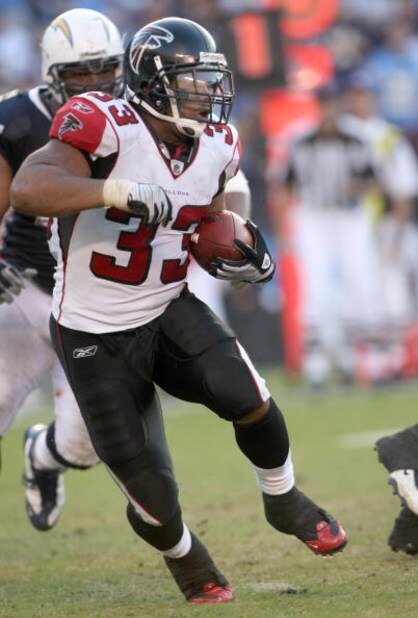 SAN DIEGO - NOVEMBER 30: Running back Michael Turner #33 of the Atlanta Falcons carries the ball against the San Diego Chargers on November 30, 2008 at Qualcomm Stadium in San Diego, California.  The Falcons won 22-16.  (Photo by Stephen Dunn/Getty Images