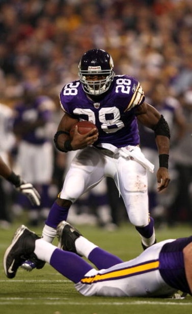 MINNEAPOLIS - NOVEMBER 30:  Adrian Peterson #28 of the Minnesota Vikings runs with the ball against of the Chicago Bears at the Metrodome on November 30, 2008 in Minneapolis, Minnesota.  (Photo by Jonathan Ferrey/Getty Images)