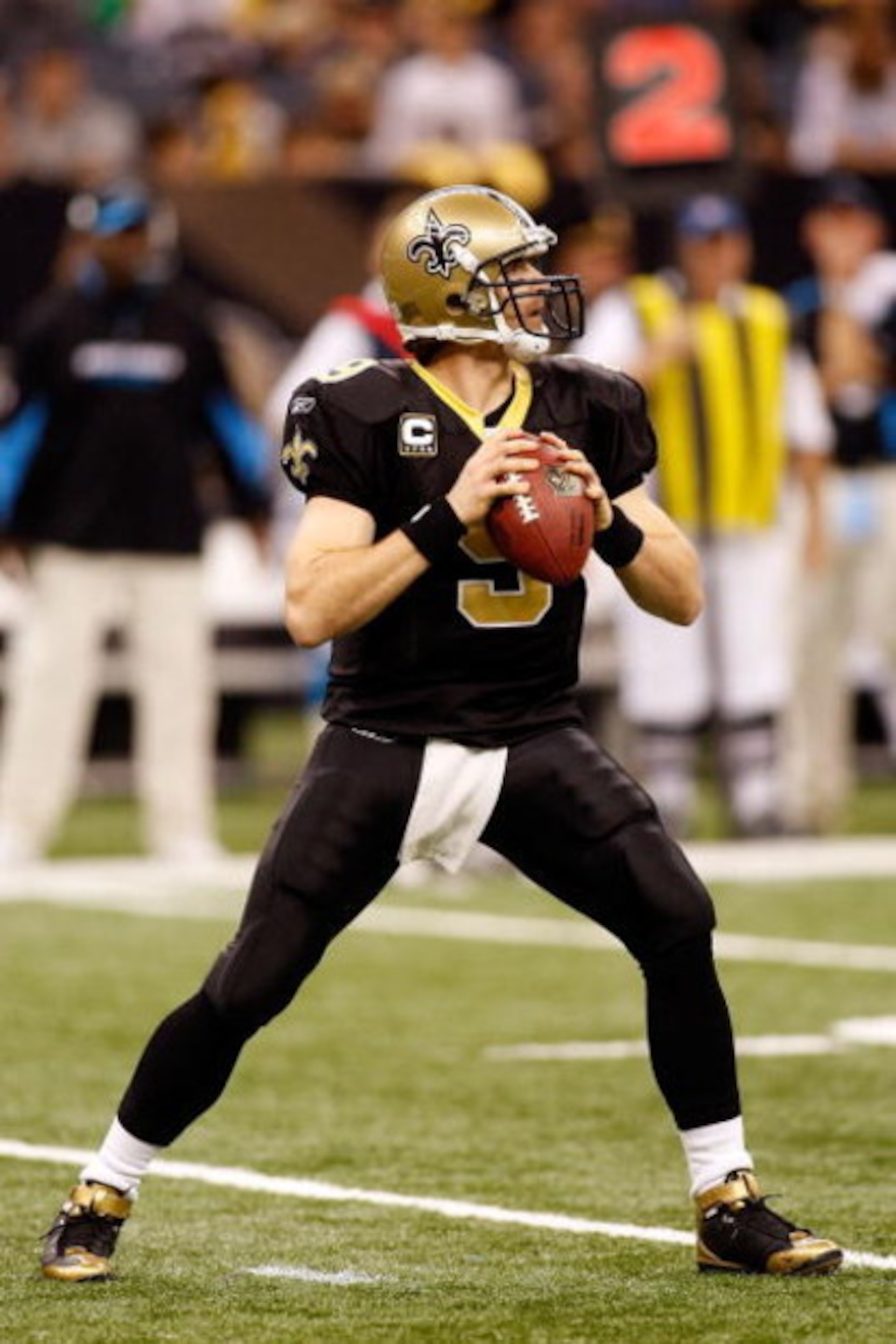 NEW ORLEANS - DECEMBER 28:  Quarterback Drew Brees #9 of the New Orleans Saints drops back to pass during the game against the Carolina Panthers on December 28, 2008 at the Superdome in New Orleans, Louisiana.  (Photo by Chris Graythen/Getty Images)