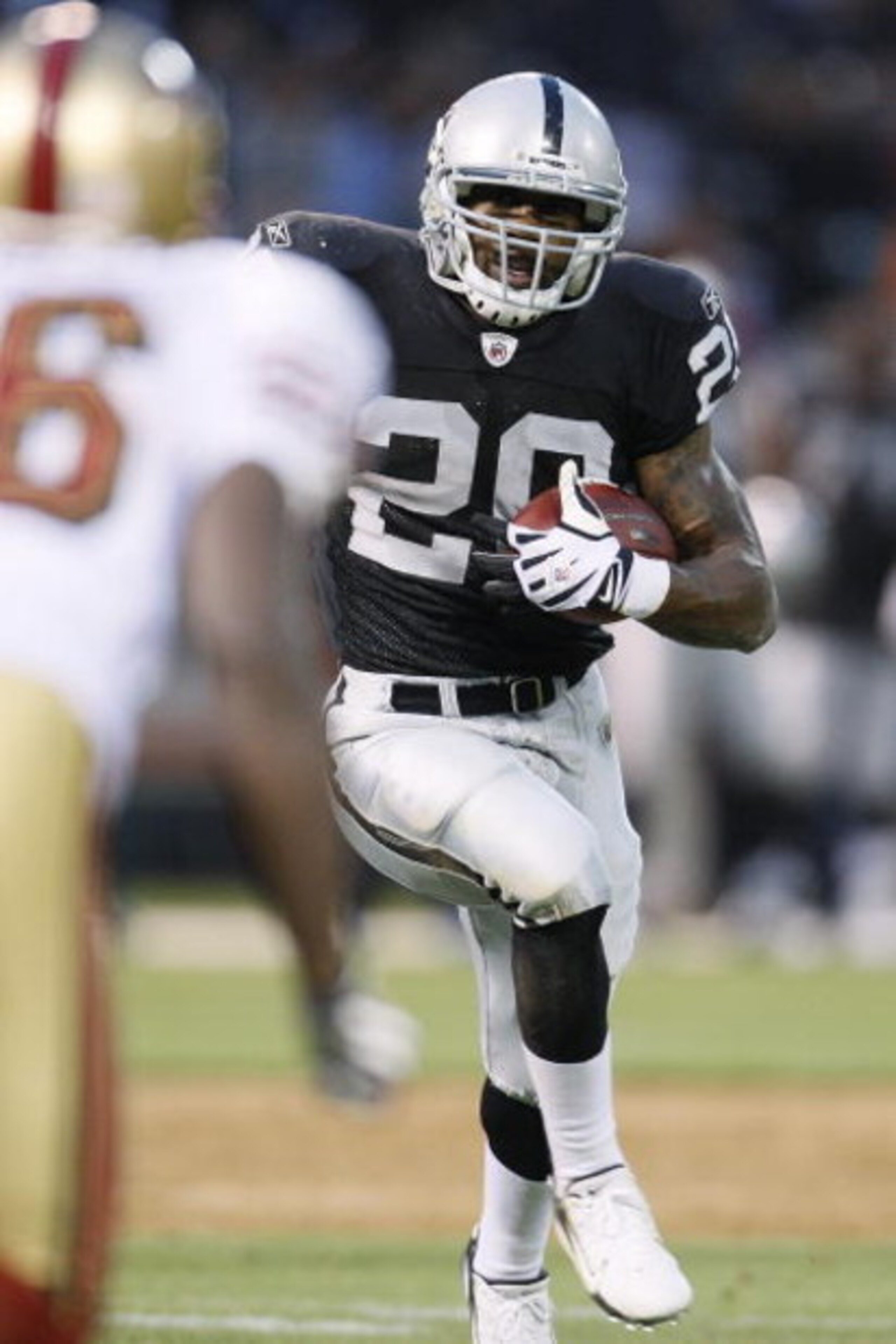 OAKLAND, CA - AUGUST 08:  Running back Darren McFadden #20 of the Oakland Raiders heads downfield against the San Francisco 49ers on August 8, 2008 at McAfee Coliseum in Oakland, California.  (Photo by Greg Trott/Getty Images)