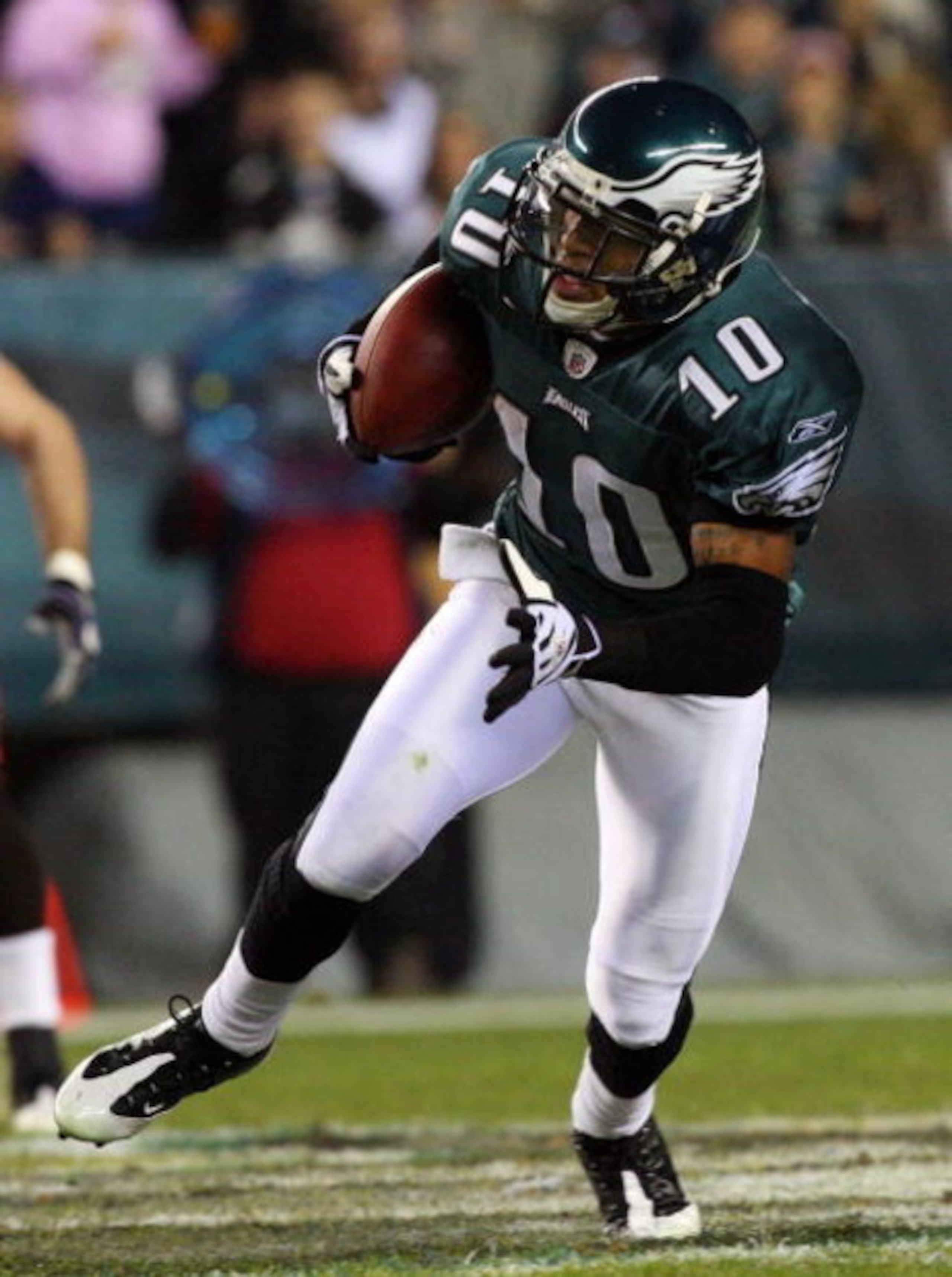 PHILADELPHIA - DECEMBER 15:  DeSean Jackson #10 of the Philadelphia Eagles runs the ball against the Cleveland Browns on December 15, 2008 at Lincoln Financial Field in Philadelphia, Pennsylvania.  (Photo by Jim McIsaac/Getty Images)