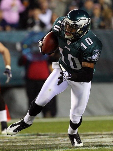 PHILADELPHIA - DECEMBER 15:  DeSean Jackson #10 of the Philadelphia Eagles runs the ball against the Cleveland Browns on December 15, 2008 at Lincoln Financial Field in Philadelphia, Pennsylvania.  (Photo by Jim McIsaac/Getty Images)