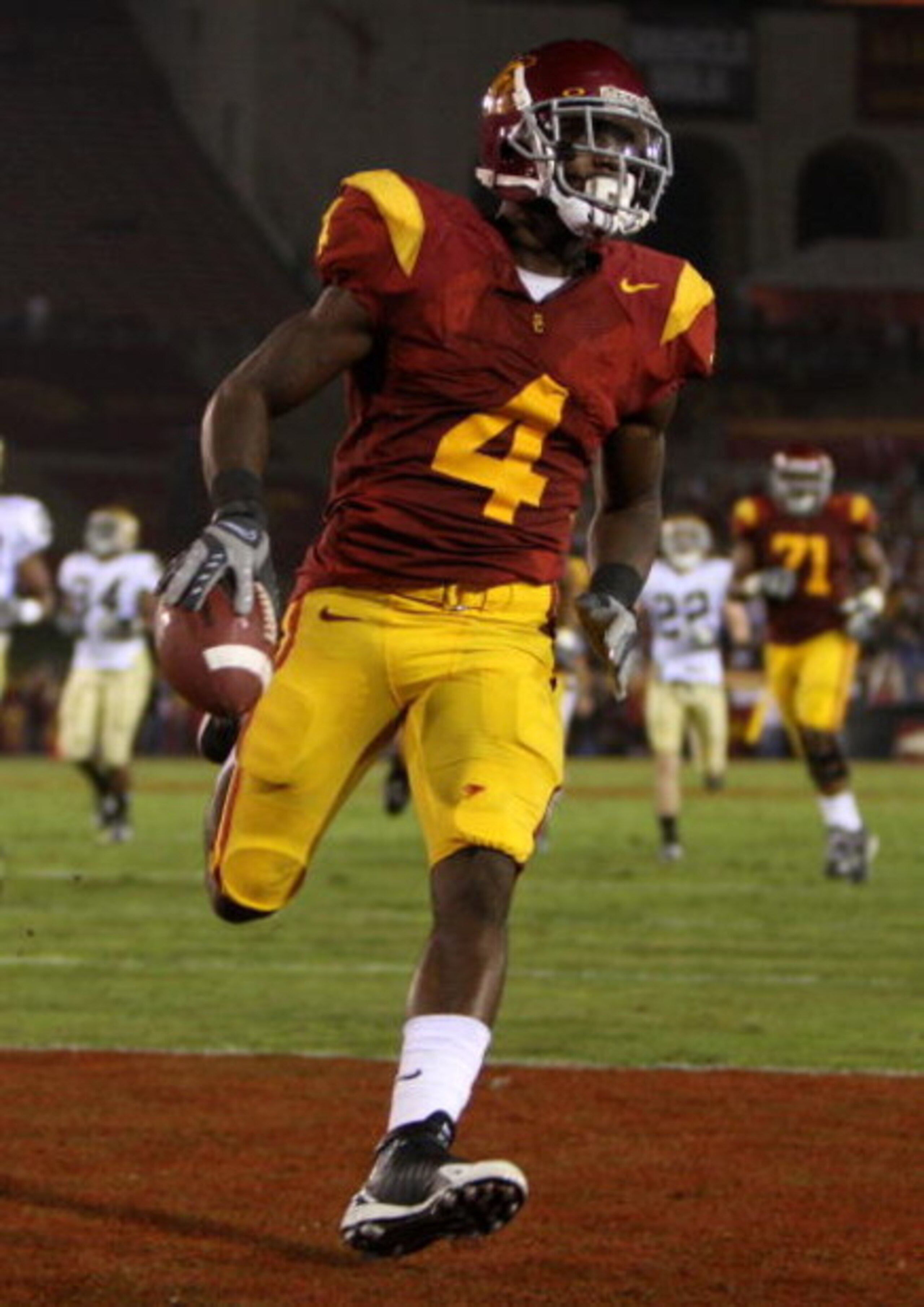 LOS ANGELES, CA - NOVEMBER 29:  Tailback Joe McKnight #4 of the USC Trojans runs into the endzone for a touchdown during the first half against the Notre Dame Fighting Irish at the Memorial Coliseum on November 29, 2008 in Los Angeles, California. USC def
