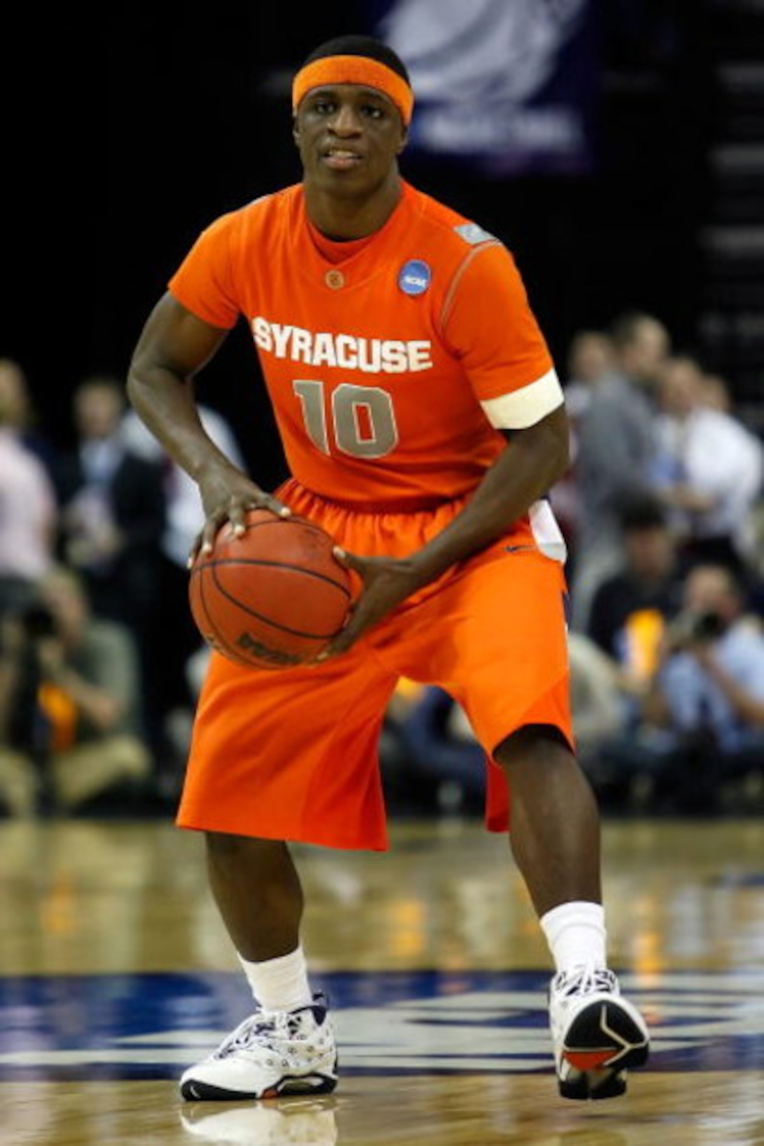 MEMPHIS, TN - MARCH 27:  Jonny Flynn #10 of the Syracuse Orange looks to pass the ball against the Oklahoma Sooners during the NCAA Men's Basketball Tournament South Regionals at the FedExForum on March 27, 2009 in Memphis, Tennessee.  (Photo by Joe Murph