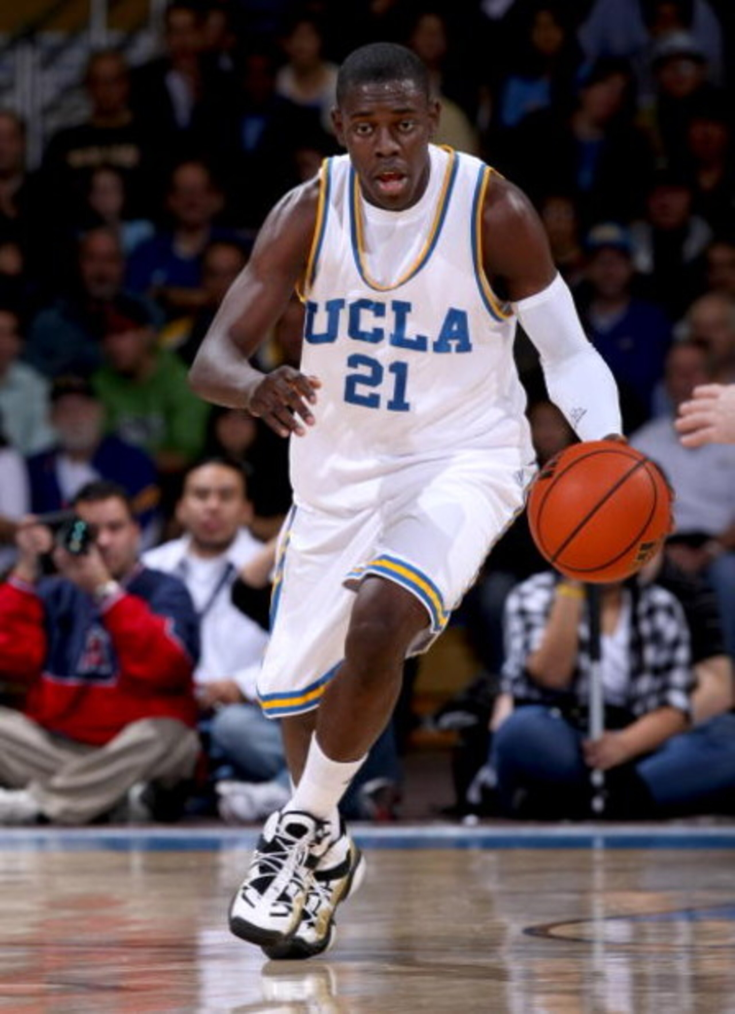 WESTWOOD, CA - FEBRUARY 7:   Jrue Holiday #21 of the UCLA Bruins drives with the ball against the Notre Dame Fighting Irish on February 7, 2009 at Pauley Pavillion in Westwood, California.  UCLA won 89-63.   (Photo by Stephen Dunn/Getty Images)