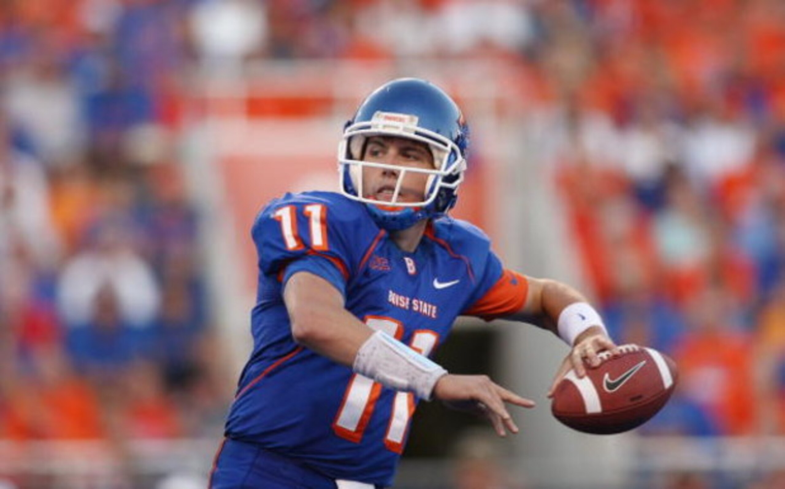 BOISE , ID - SEPTEMBER 13:  Kellen Moore #11 of the Boise State Broncos thorws the ball against the Bowling Green Falcons at Bronco Stadium on September 13, 2008 in Boise, Idaho.  (Photo by Jonathan Ferrey/Getty Images)