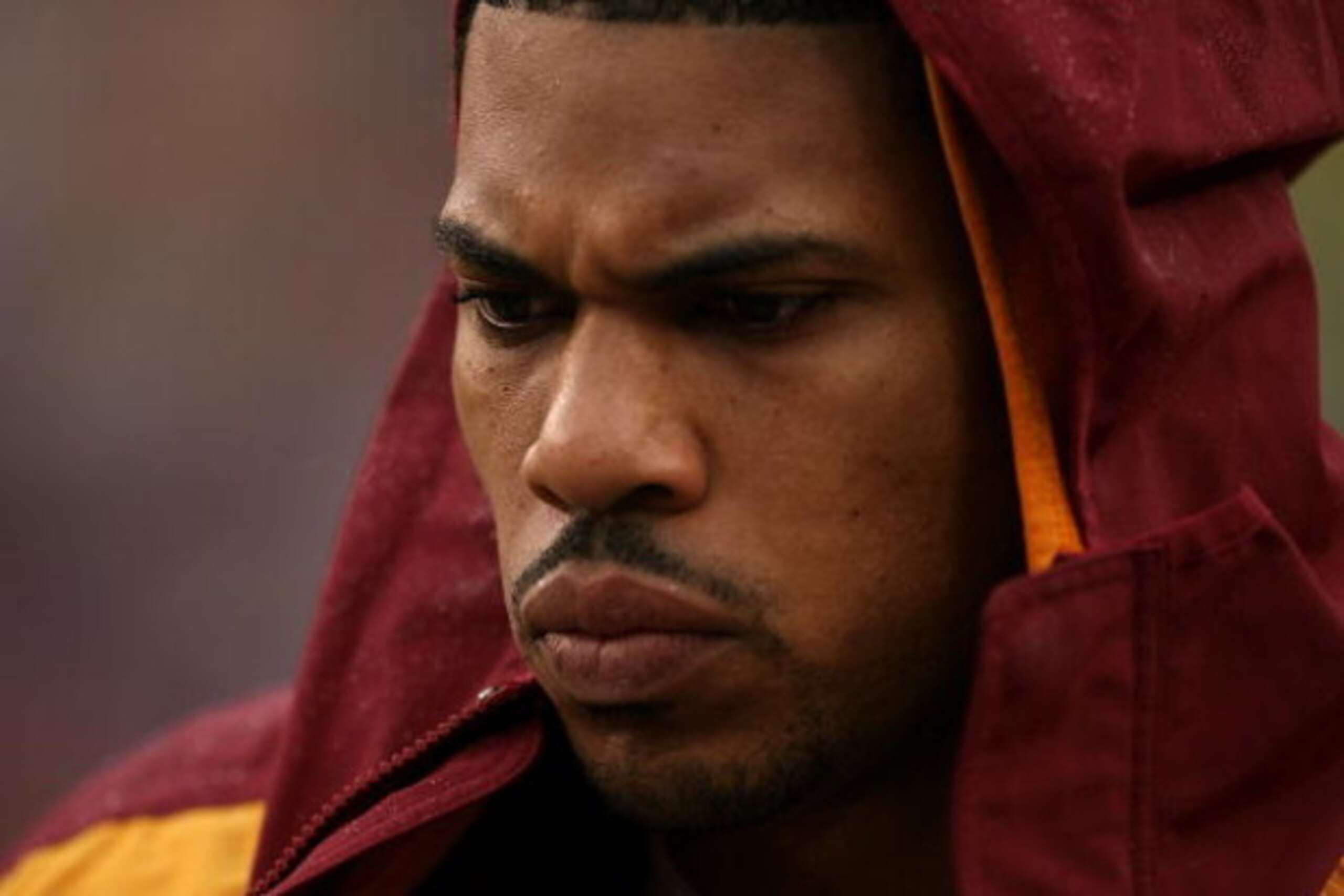 LANDOVER, MD - NOVEMBER 30:  Jason Campbell #17 of the Washington Redskins stands on the sidelines against the New York Giants during their game at FedEx Field on November 30, 2008 in Landover, Maryland.  (Photo by Streeter Lecka/Getty Images)