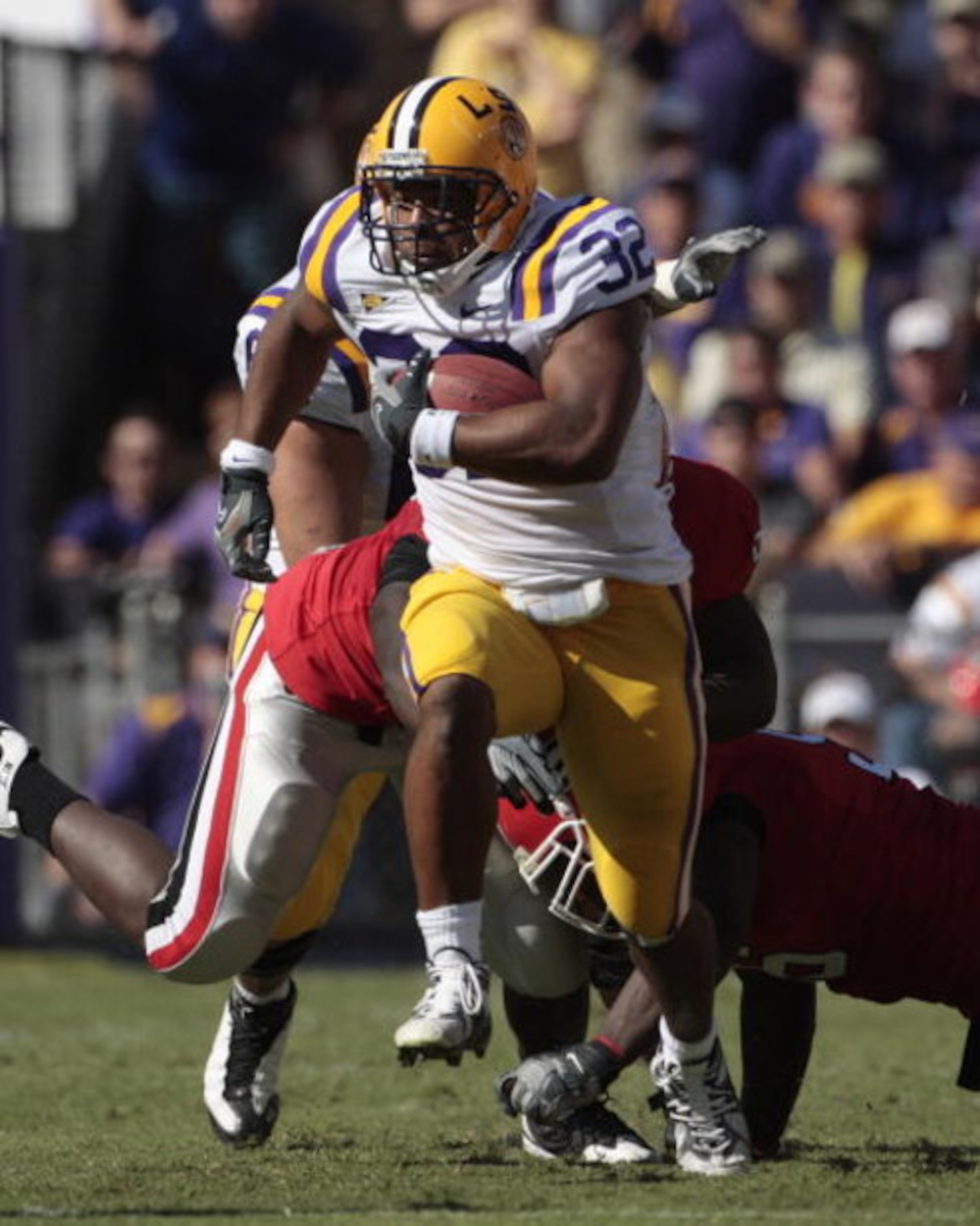 BATON ROUGE, LA - OCTOBER 25:  LSU Tigers running back Charles Scott #25 runs for a first down against the Georgia Bulldogs during their football game at Tiger Stadium on October 25, 2008 in Baton Rouge, Louisiana.  (Photo by Dave Martin/Getty Images)
