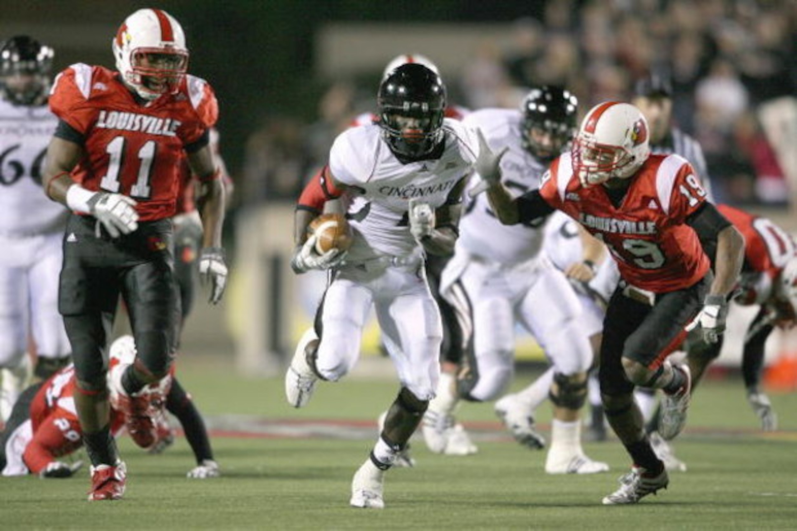 LOUISVILLE, KY - NOVEMBER 14:  Mardy Gilyard #1 of the Cincinnati Bearcats carries the ball during the Big East Conference game against the Louisville Cardinals on November 14, 2008 at  Papa John's Stadium in Louisville, Kentucky.  (Photo by Andy Lyons/Ge