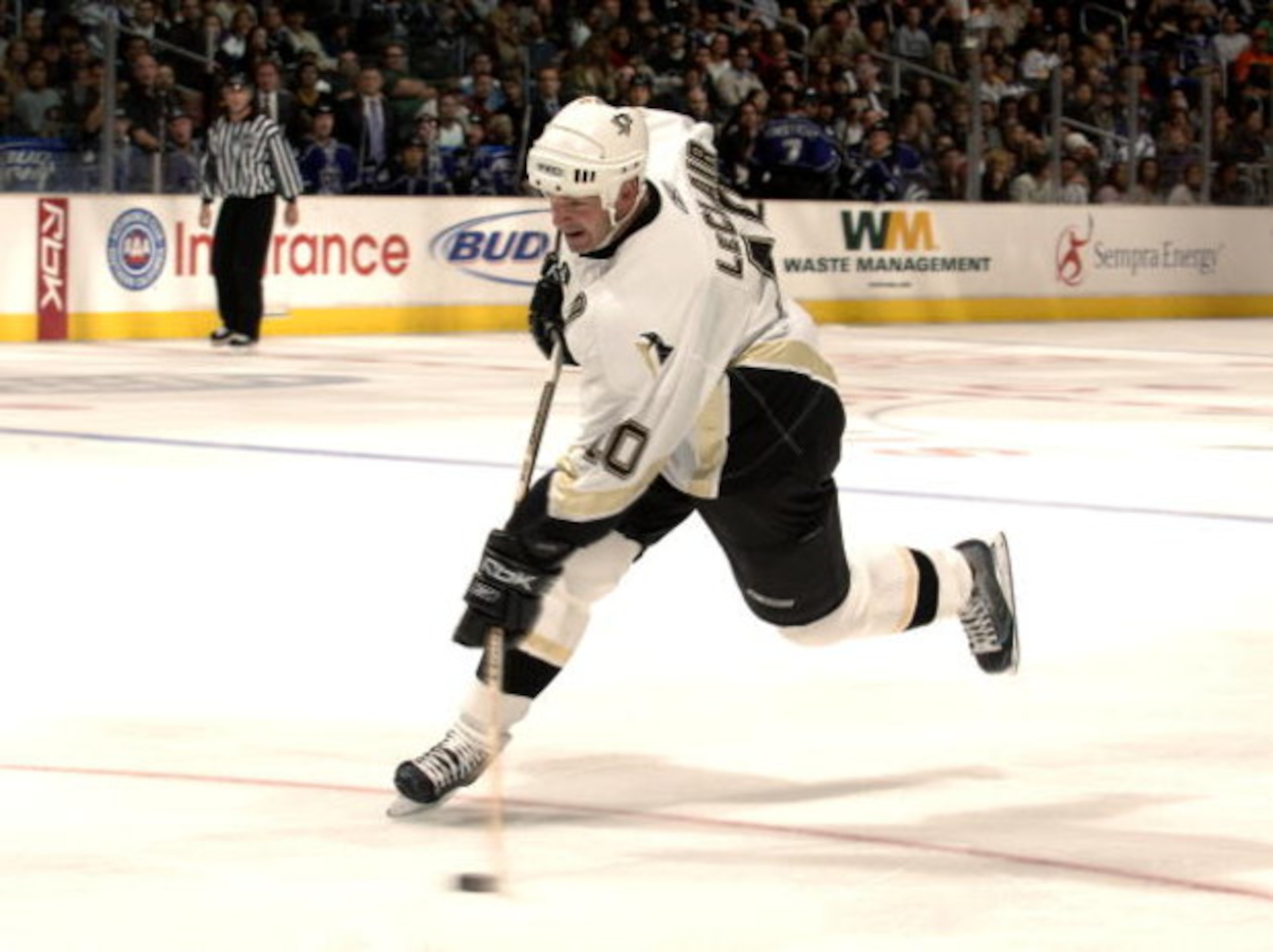 LOS ANGELES - NOVEMBER 1:  John LeClair #10 of the Pittsburgh Penguins puts a shot on goal against the Los Angeles Kings on November 1, 2006 at the Staples Center in Los Angeles, California.  (Photo by Noah Graham/Getty Images)