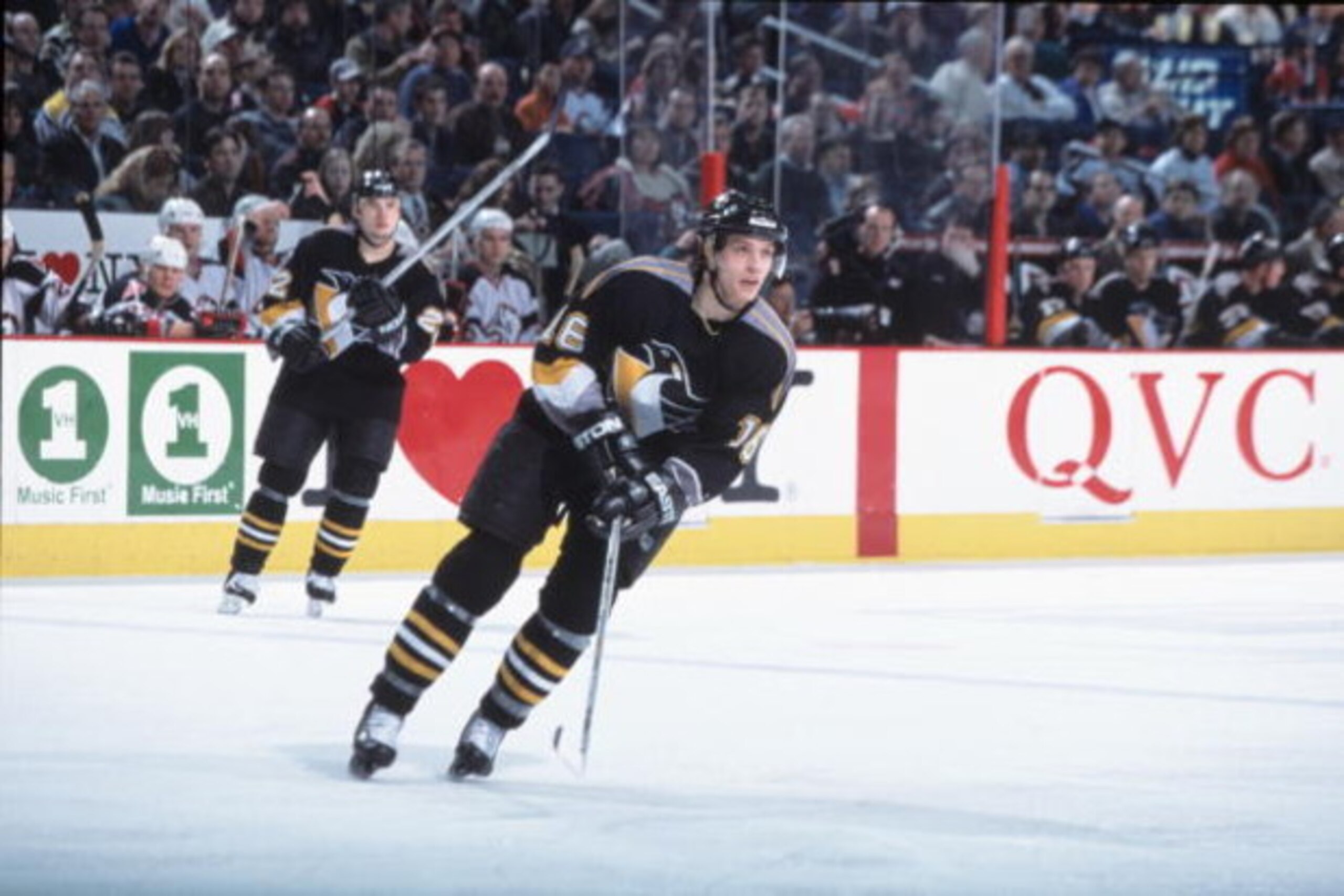 10 Jan 2002:  Center Kris Beech #16 of the Pittsburgh Penguins skates on the ice during the NHL game against the Buffalo Sabres at HSBC Arena in Buffalo, New York.  The Penguins shut out the Sabres 2-0.   Mandatory copyright notice: Copyright 2002 NHLI   