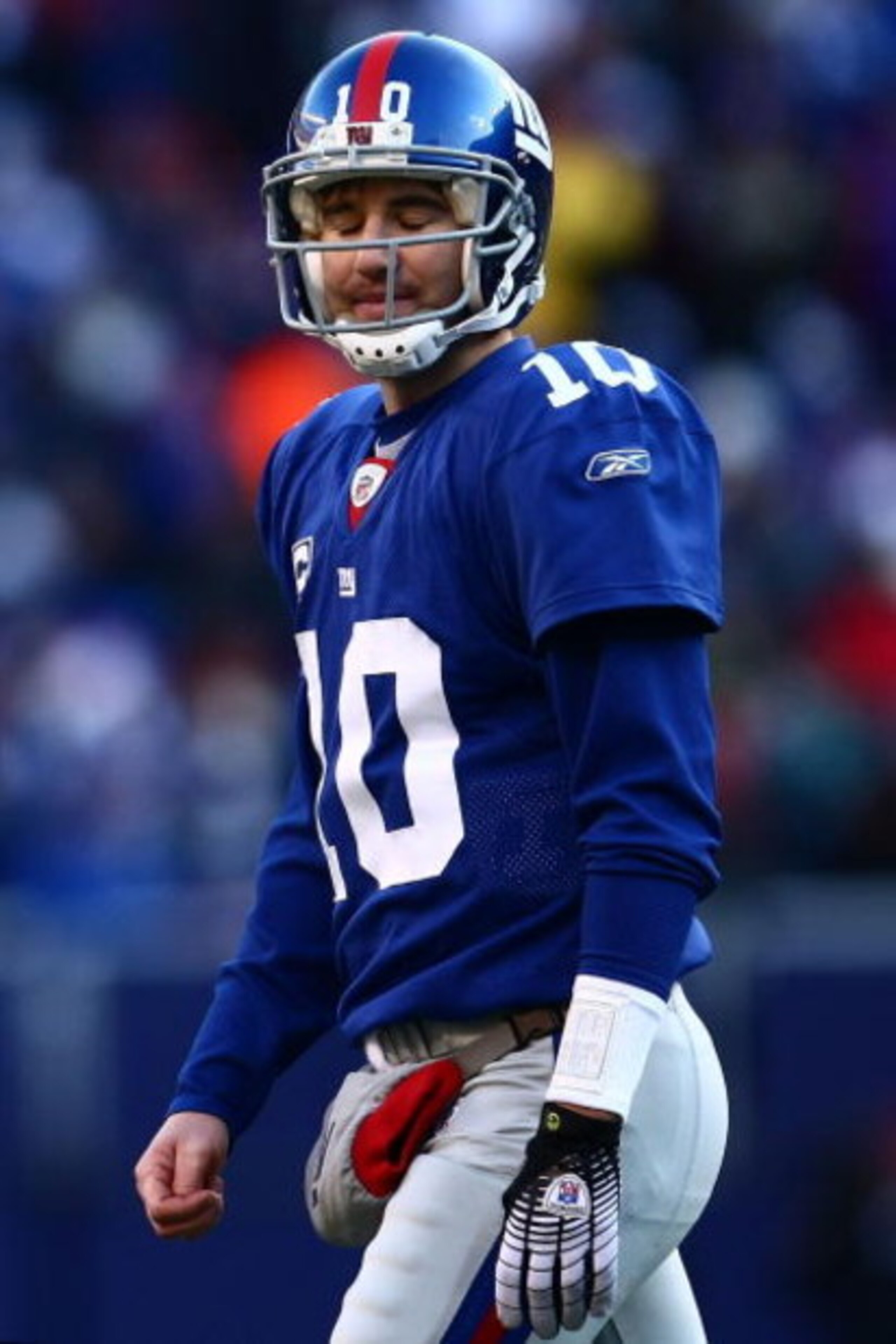 EAST RUTHERFORD, NJ - JANUARY 11:  Eli Manning #10 of the New York Giants looks on against the Philadelphia Eagles during the NFC Divisional Playoff Game on January 11, 2009 at Giants Stadium in East Rutherford, New Jersey.  (Photo by Chris McGrath/Getty 