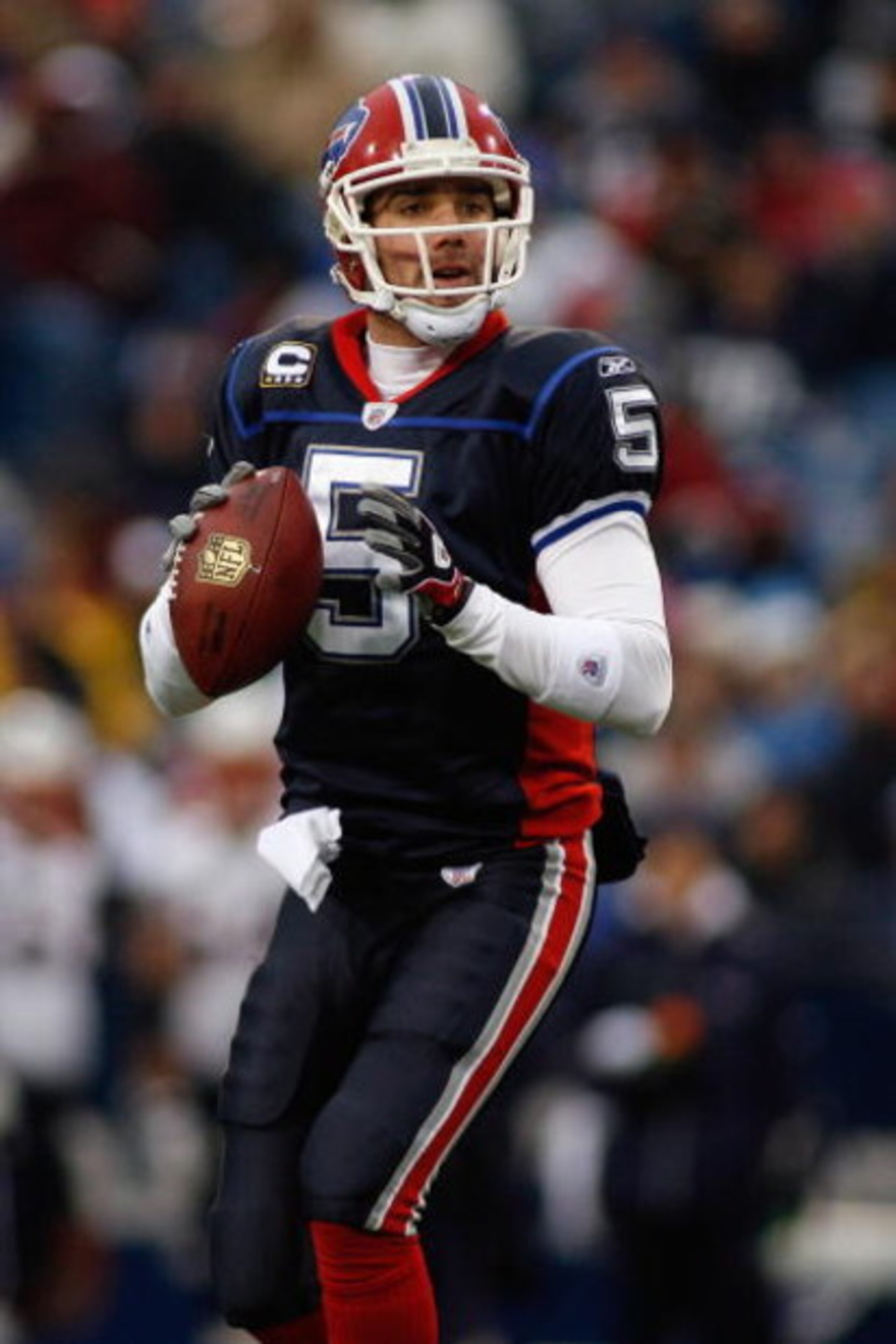 ORCHARD PARK, NY - DECEMBER 28:  Trent Edwards #5 of the Buffalo Bills looks for a receiver during the game against the New England Patriots on December 28, 2008 at Ralph Wilson Stadium in Orchard Park, New York. (Photo by Rick Stewart/Getty Images)