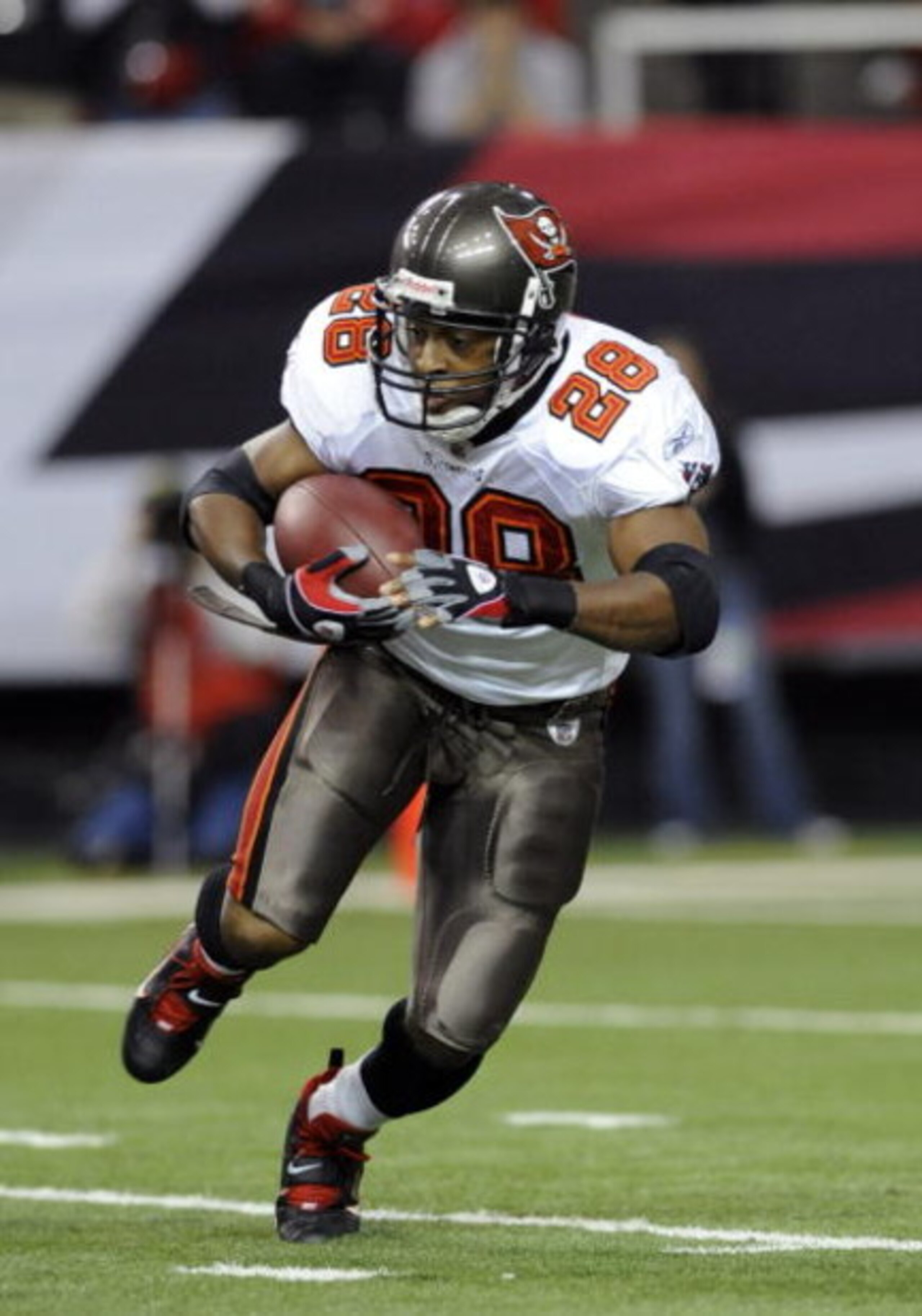ATLANTA - DECEMBER 14: Running back Warrick Dunn #28 of the Tampa Bay Buccaneers rushes upfield against the Atlanta Falcons at the Georgia Dome on December 14, 2008 in Atlanta, Georgia.  (Photo by Al Messerschmidt/Getty Images)