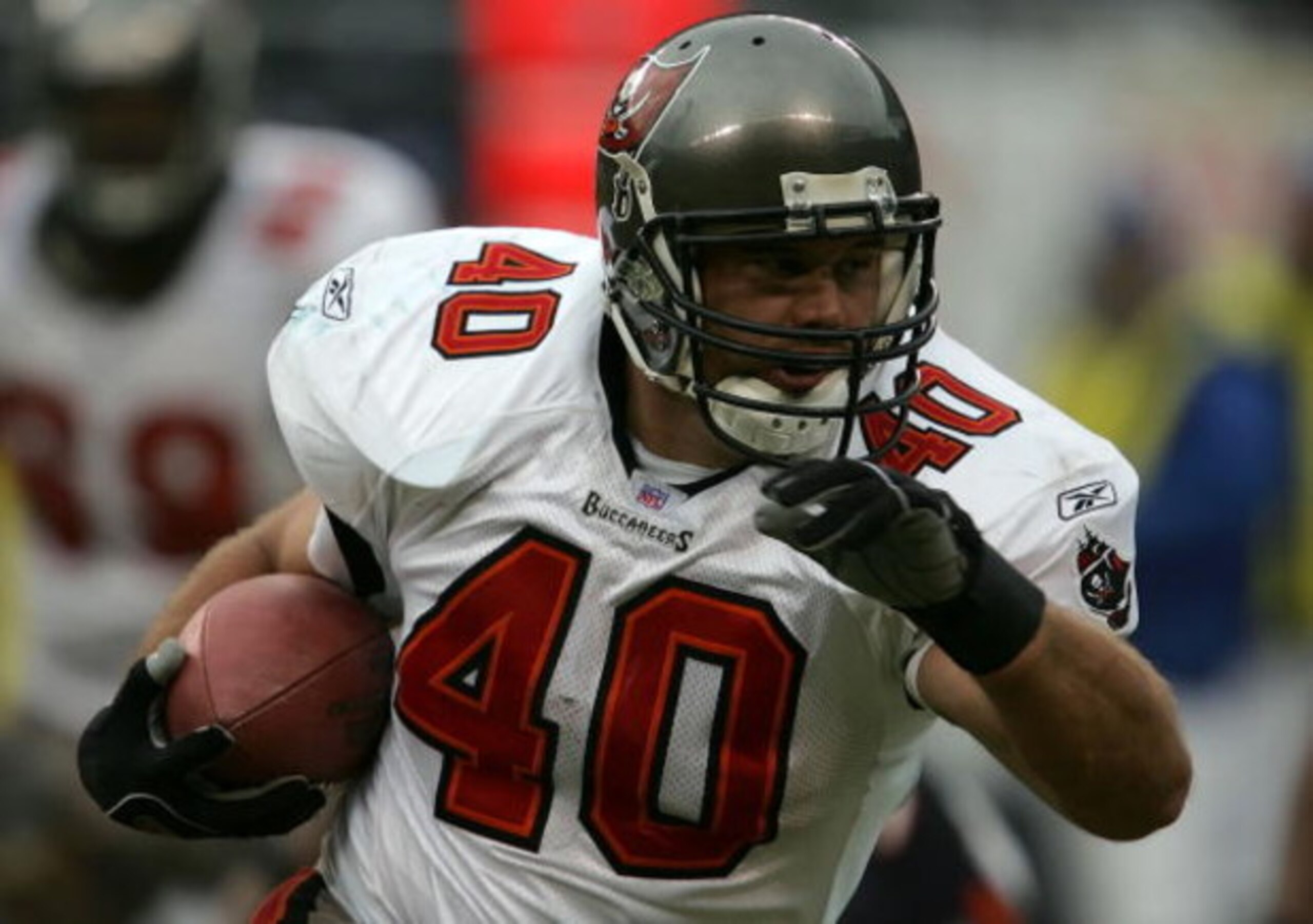 CHICAGO - DECEMBER 17:  Mike Alstott #40 of the Tampa Bay Buccaneers runs the ball for a 14-yard touchdown in the third quarter against the Chicago Bears December 17, 2006 at Soldier Field in Chicago, Illinois.  (Photo by Jonathan Daniel/Getty Images)