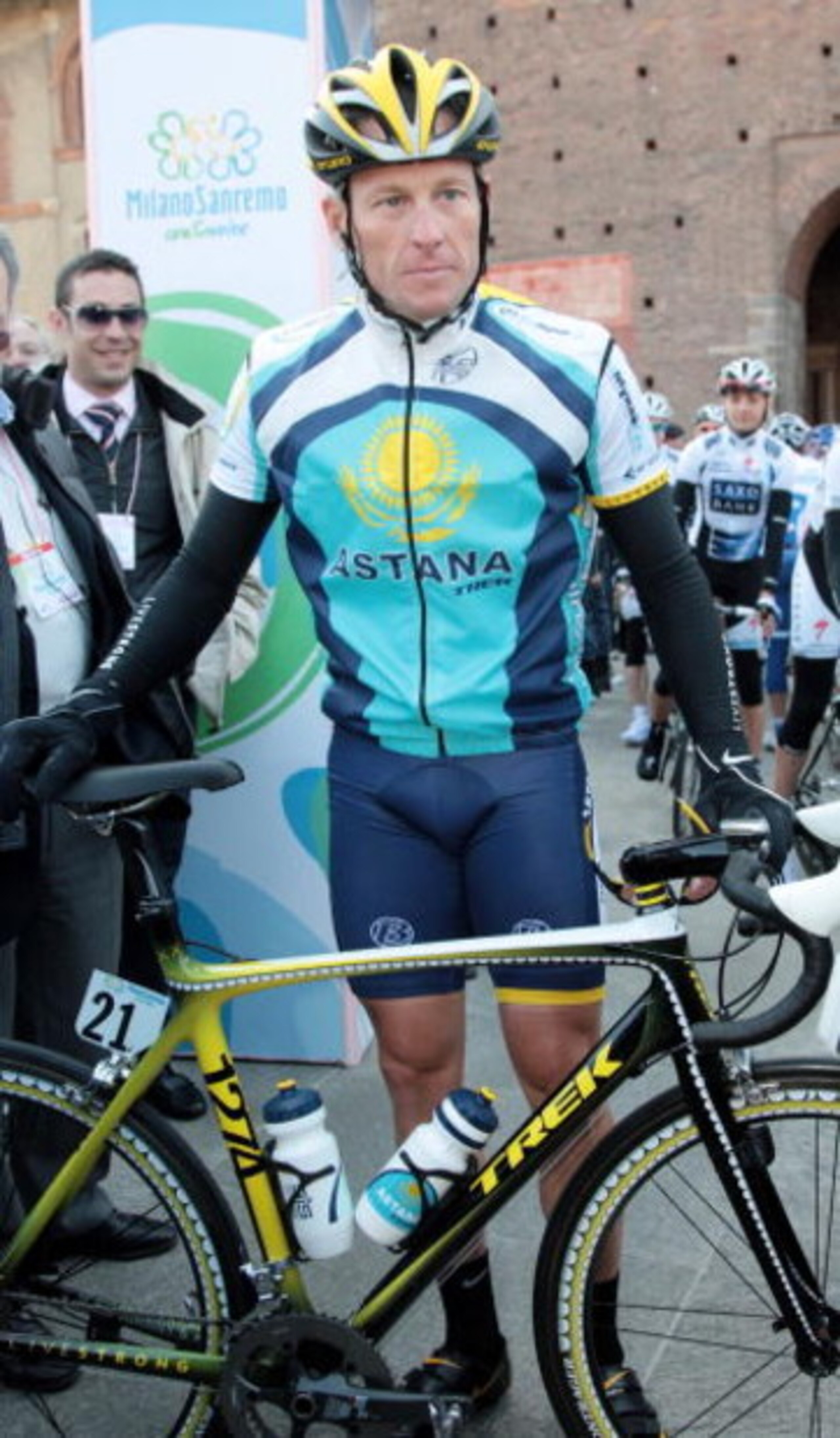 MILAN, ITALY - MARCH 21:  Lance Armstrong surrounded by fans before the start of the 100th Edition of the Milan - Sanremo cycle race on March 21, 2009 in Milan, Italy. The Milan -Sanremo is the most important cycle race in Italy and is called 'La Classici