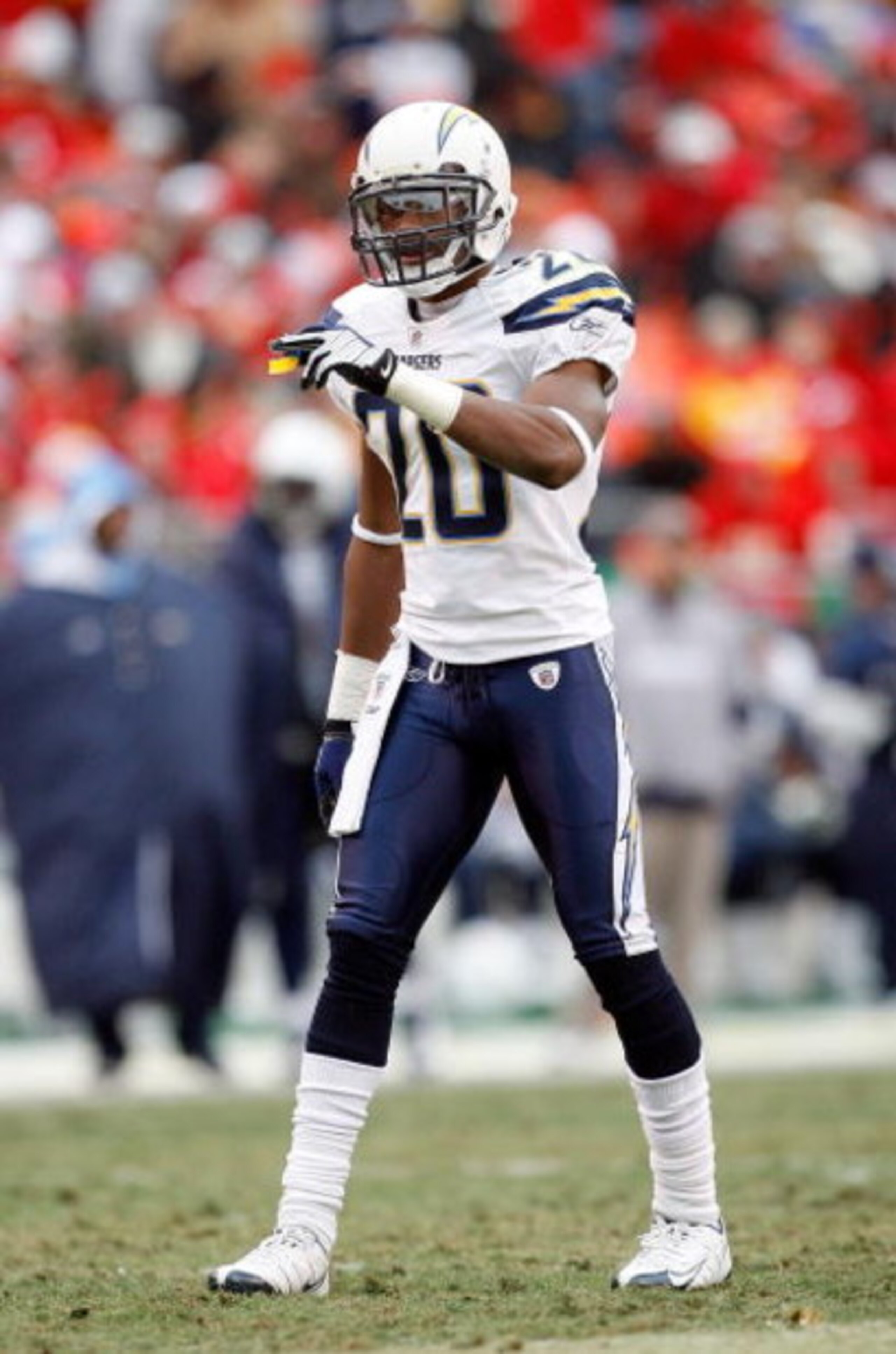 KANSAS CITY, MO - DECEMBER 14:  Antoine Cason #20 of the San Diego Chargers gets in position against the Kansas City Chiefs during the game on December 14, 2008 at Arrowhead Stadium in Kansas City, Missouri.  (Photo by Harry How/Getty Images)