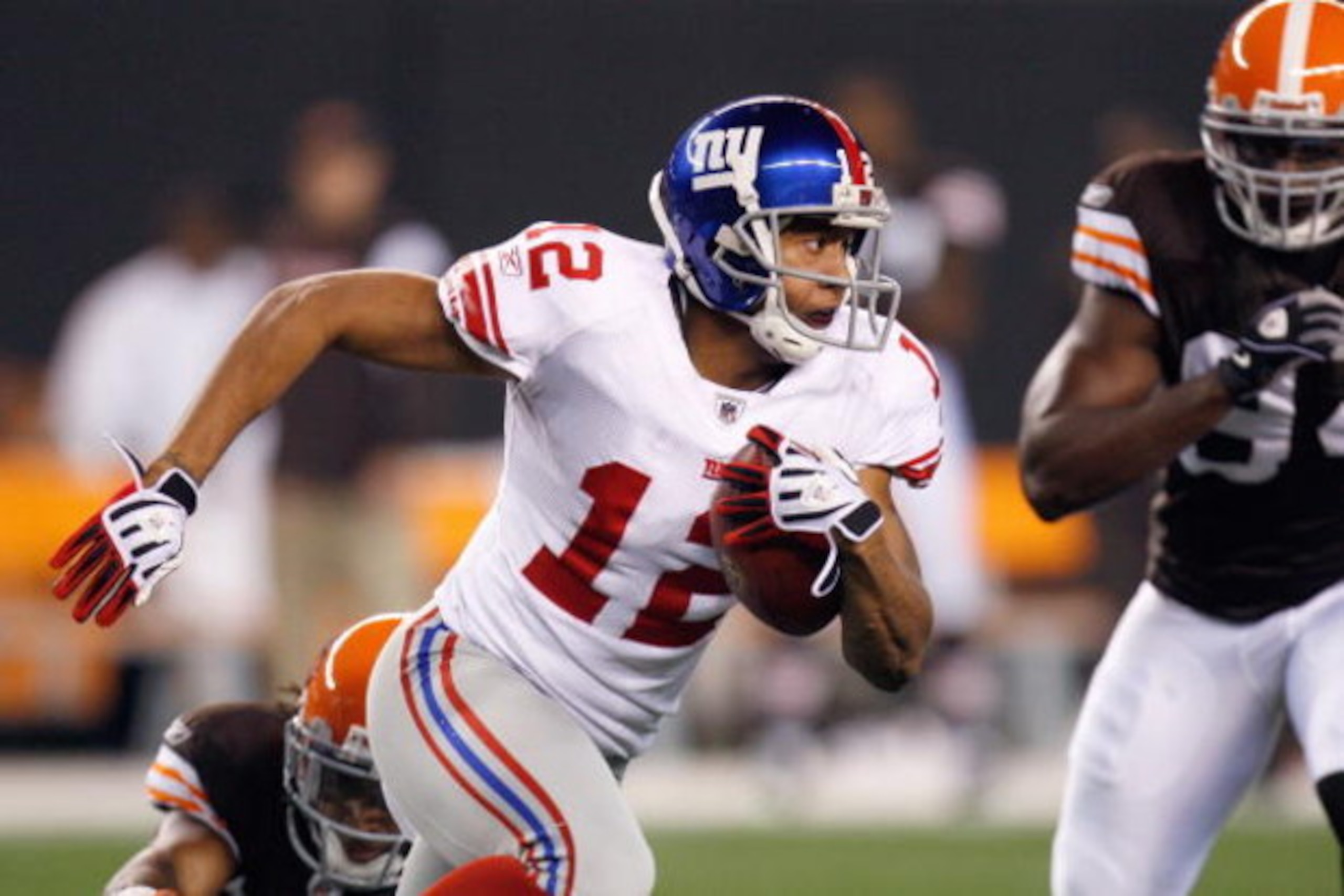 CLEVELAND - OCTOBER 13:  Steve Smith #12 of the New York Giants carries the ball during the game against the Cleveland Browns on October 13, 2008 at Cleveland Browns Stadium in Cleveland, Ohio. (Photo by: Gregory Shamus/Getty Images)