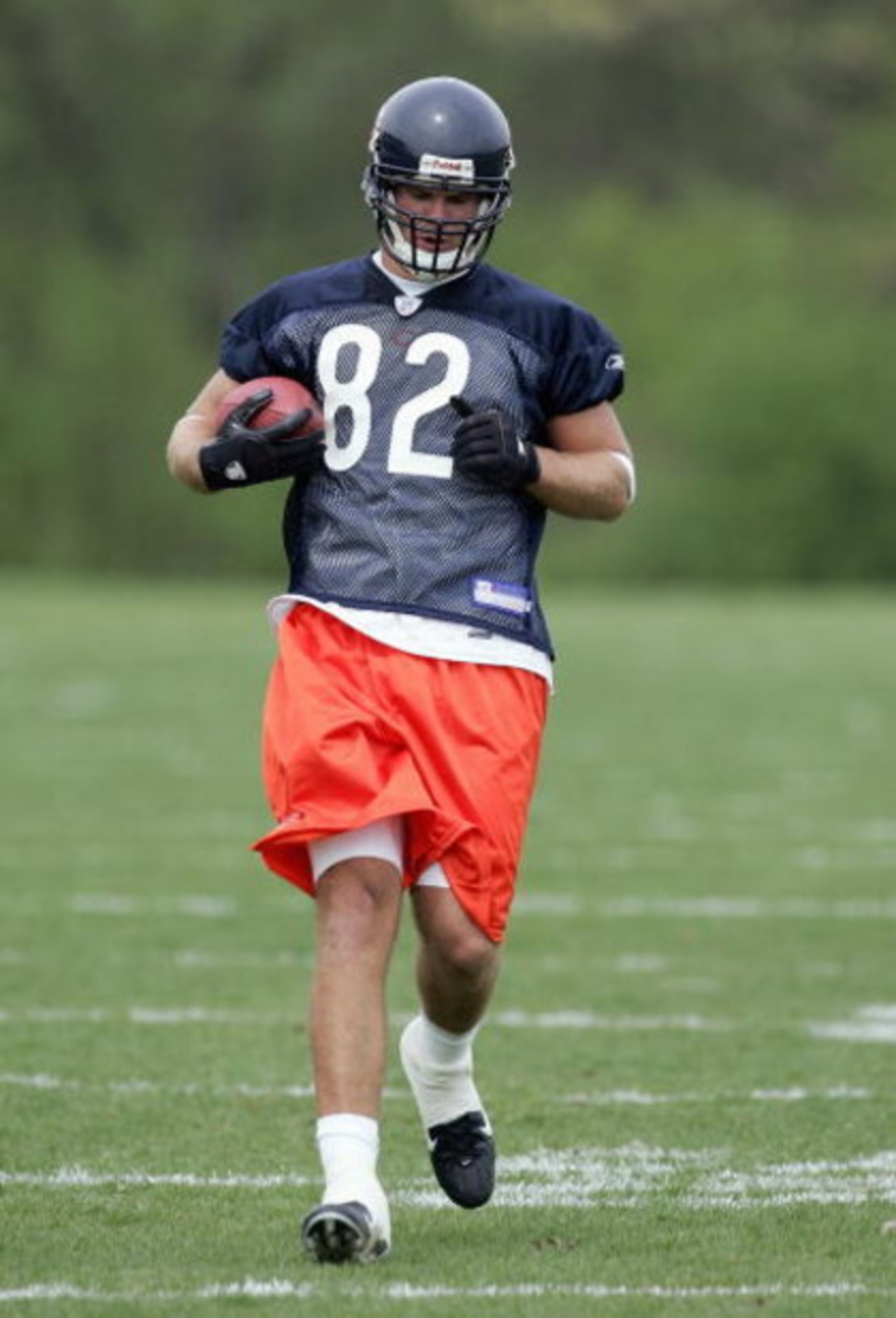 LAKE FOREST, IL - MAY 04: First round draft pick Greg Olsen #82 of the Chicago Bears works out during rookie mini-camp practice May 4, 2007 at Halas Hall in Lake Forest, Illinois. (Photo by Jonathan Daniel/Getty Images)