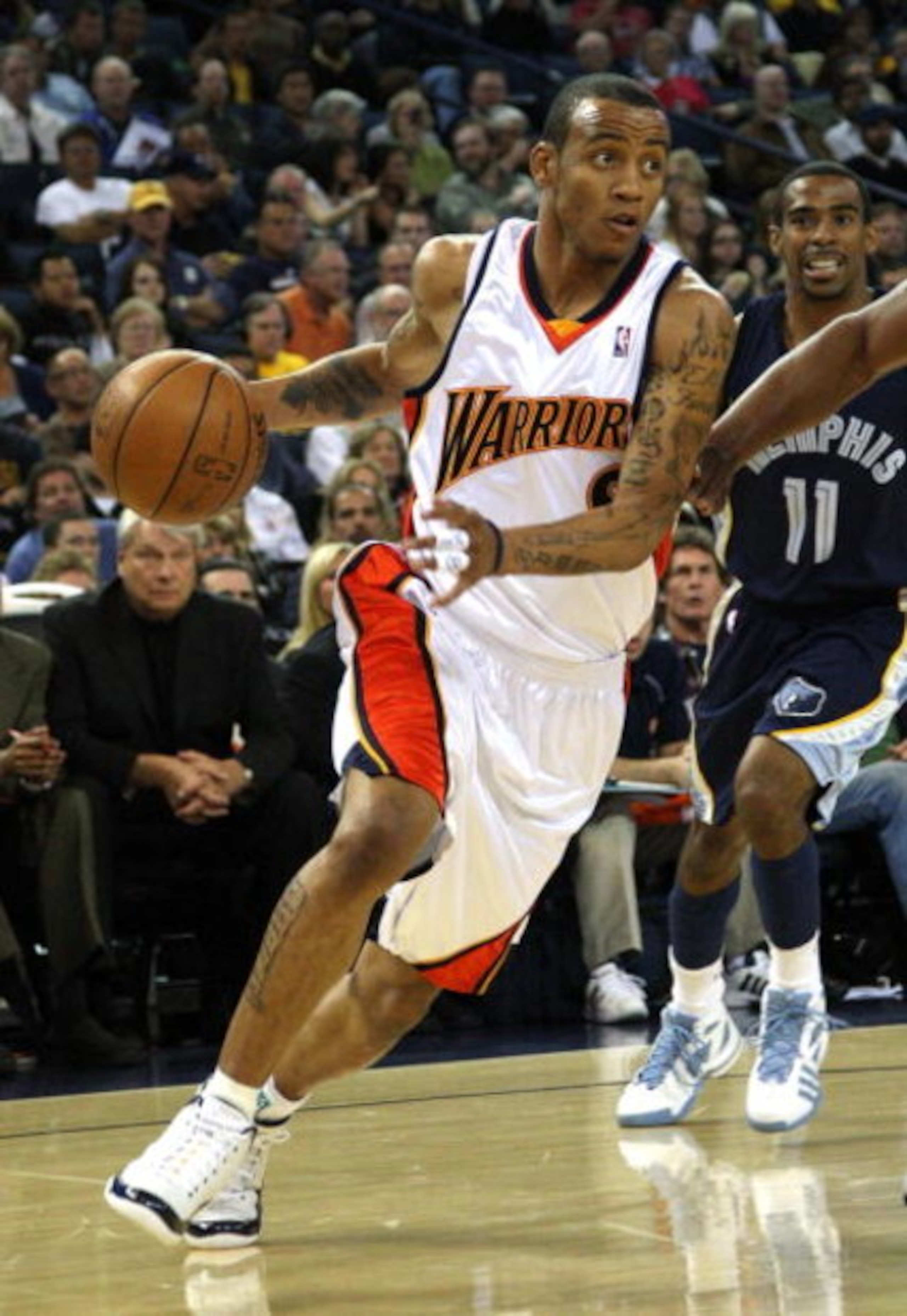 OAKLAND, CA - MARCH 30:  Monta Ellis #8 of the Golden State Warriors drives against the Memphis Grizzlies during an NBA game on March 30, 2009 at Oracle Arena in Oakland, California. NOTE TO USER: User expressly acknowledges and agrees that, by downloadin
