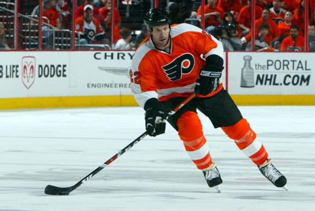 PHILADELPHIA - APRIL 19:  Mike Knuble #22 of the Philadelphia Flyers skates against of the Pittsburgh Penguins during Game Three of the Eastern Conference Quarterfinal Round of the 2009 NHL Stanley Cup Playoffs  at the Wachovia Center on April 19, 2009 in