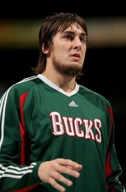DENVER - NOVEMBER 18:  Andrew Bogut #6 of the Milwaukee Bucks warms up prior to facing the Denver Nuggets at the Pepsi Center on November 18, 2008 in Denver, Colorado. The Nuggets defeated the Bucks 114-105.  (Photo by Doug Pensinger/Getty Images)
