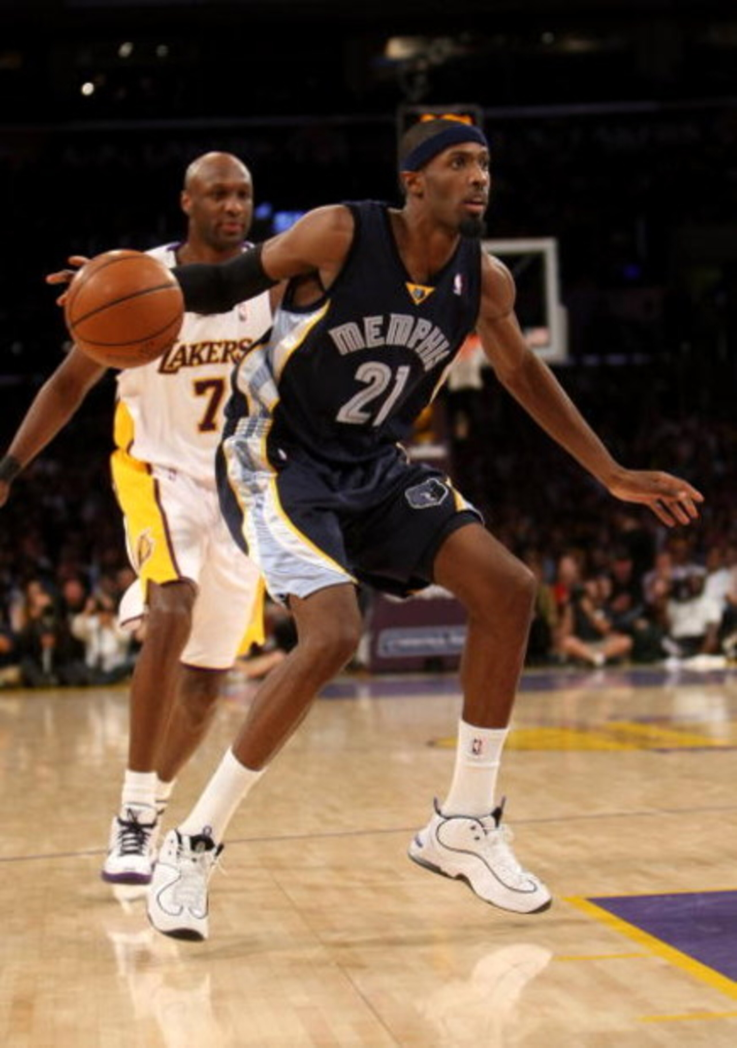 LOS ANGELES, CA - APRIL 12:  Hakim Warrick #21 of the Memphis Grizzlies controls the ball against the Los Angeles Lakers on April 12, 2009 at Staples Center in Los Angeles, California.  The Lakers won 92-75.  NOTE TO USER: User expressly acknowledges and 