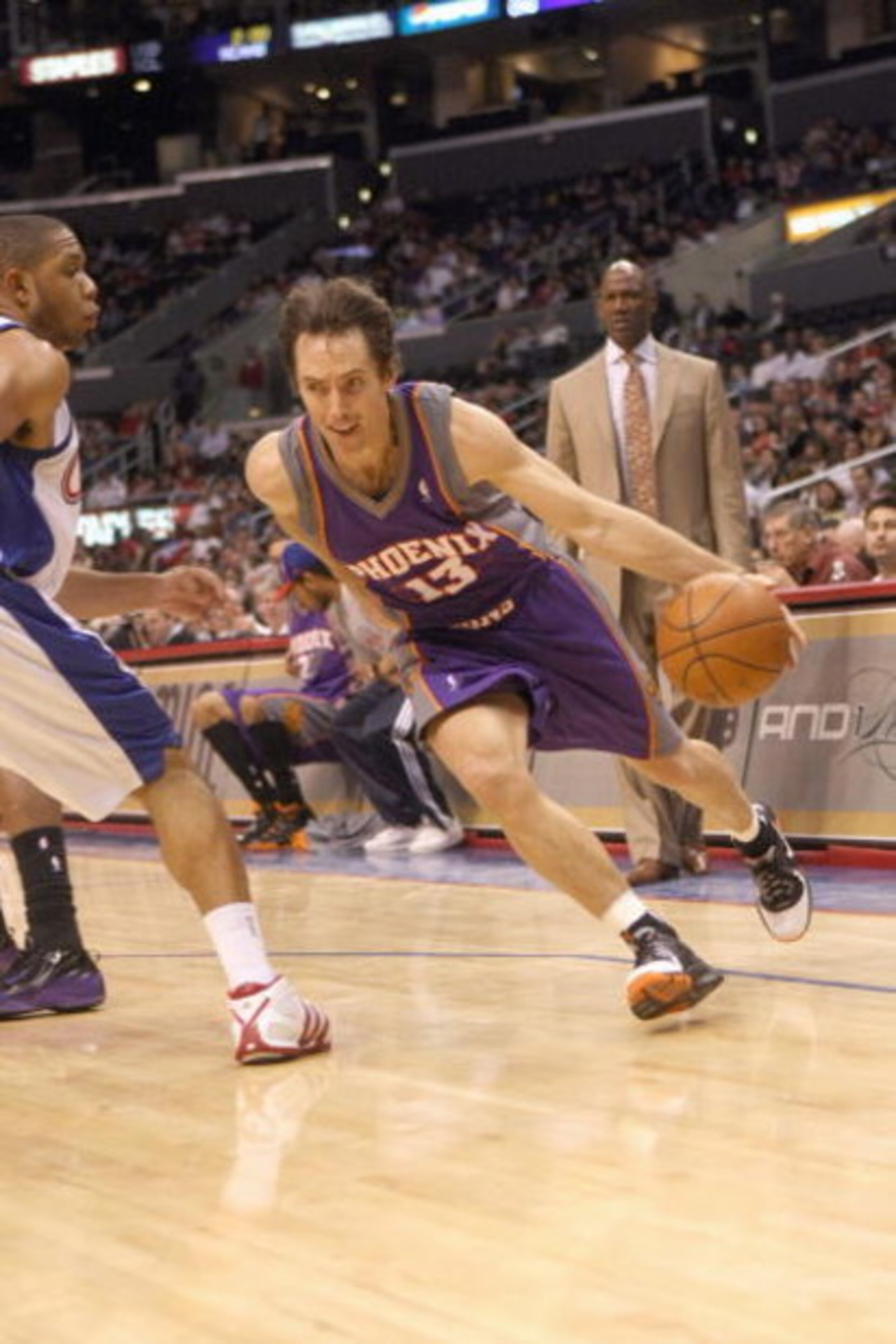 LOS ANGELES, CA - JANUARY 11:  Steve Nash #13 of the Phoenix Suns drives to the basket against the Los Angeles Clippers on January 11, 2009 at Staples Center in Los Angeles, California.  The Suns won 109-103.   NOTE TO USER: User expressly acknowledges an