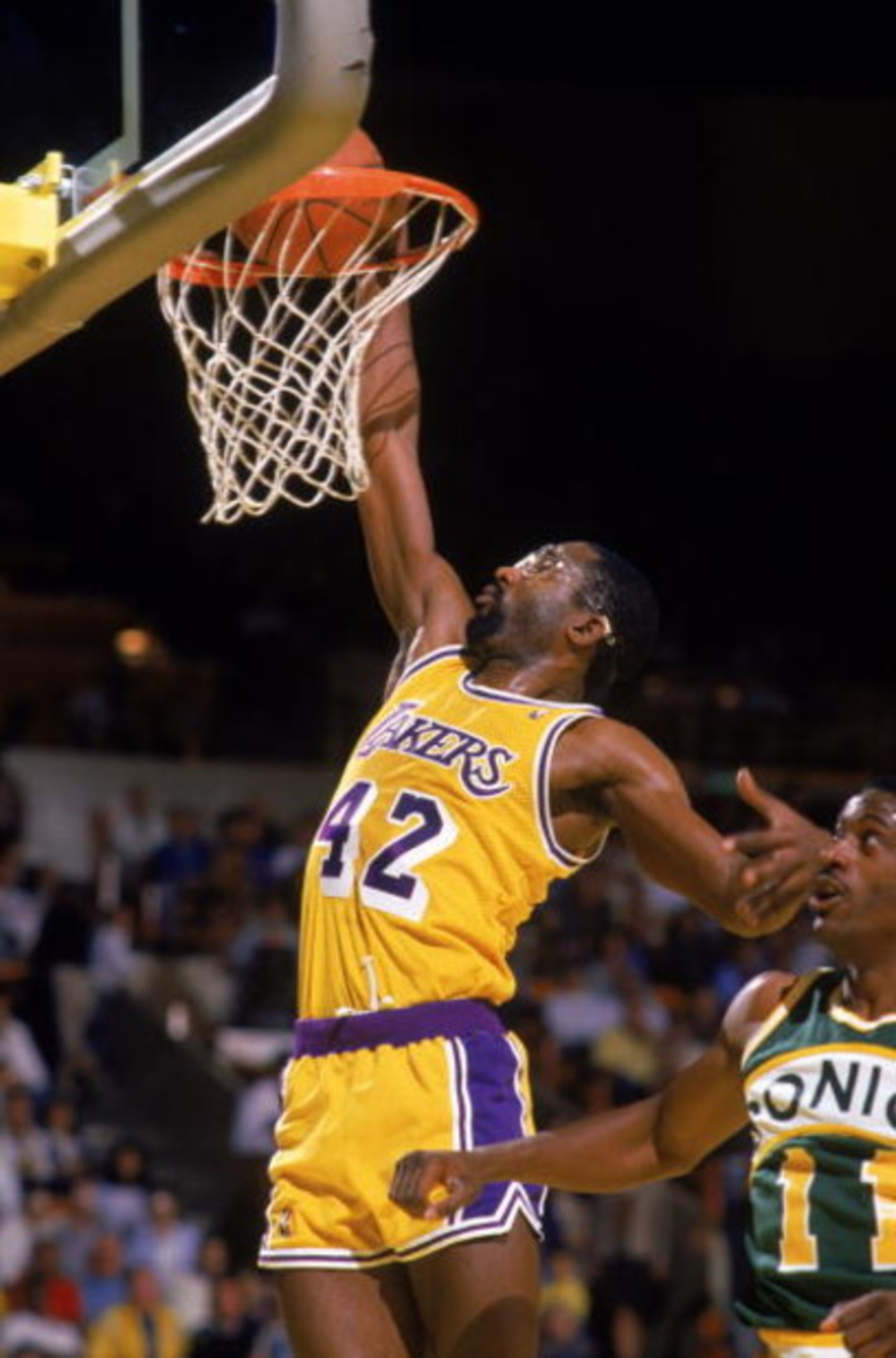 LOS ANGELES - 1987:  James Worthy #42 of the Los Angeles Lakers dunks the ball during an NBA game against the Seattle SuperSonics at the Great Western Forum in Los Angeles, California in 1987. (Photo by Mike Powell/Getty Images)