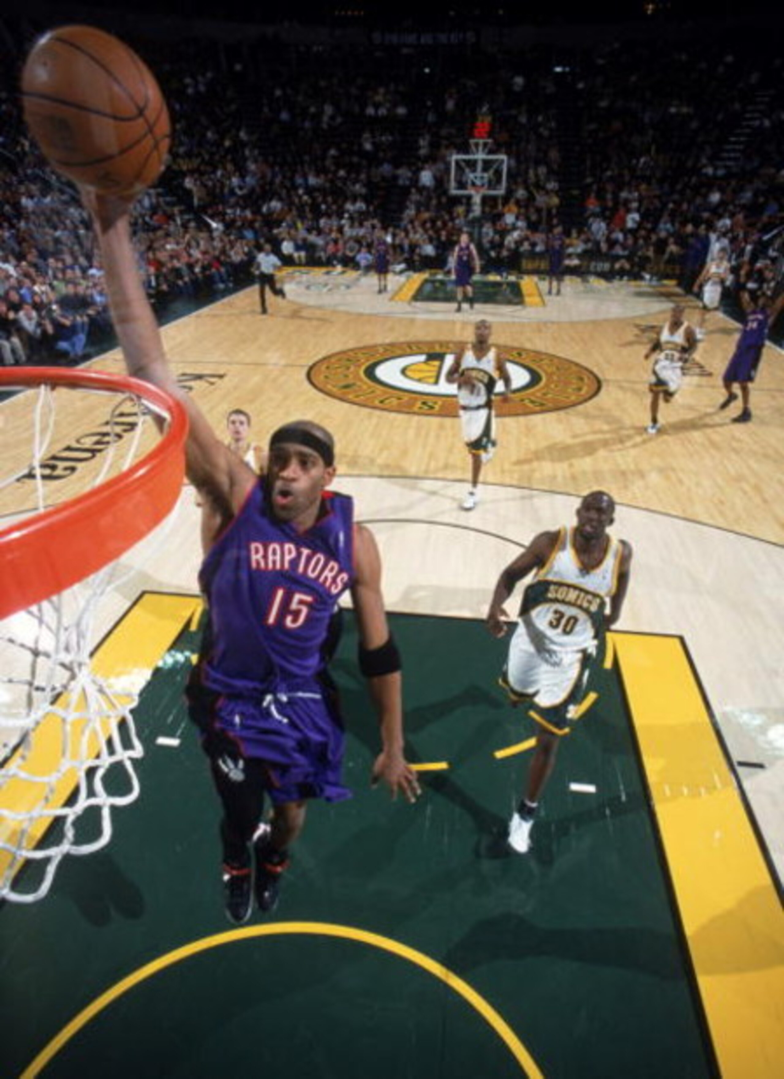SEATTLE - NOVEMBER 12:  Vince Carter #15 of the Toronto Raptors makes a dunk against the Seattle Sonics at Key Arena on November 12, 2004 in Seattle, Washington. The Sonics won 88-87. NOTE TO USER: User expressly acknowledges and agrees that, by downloadi