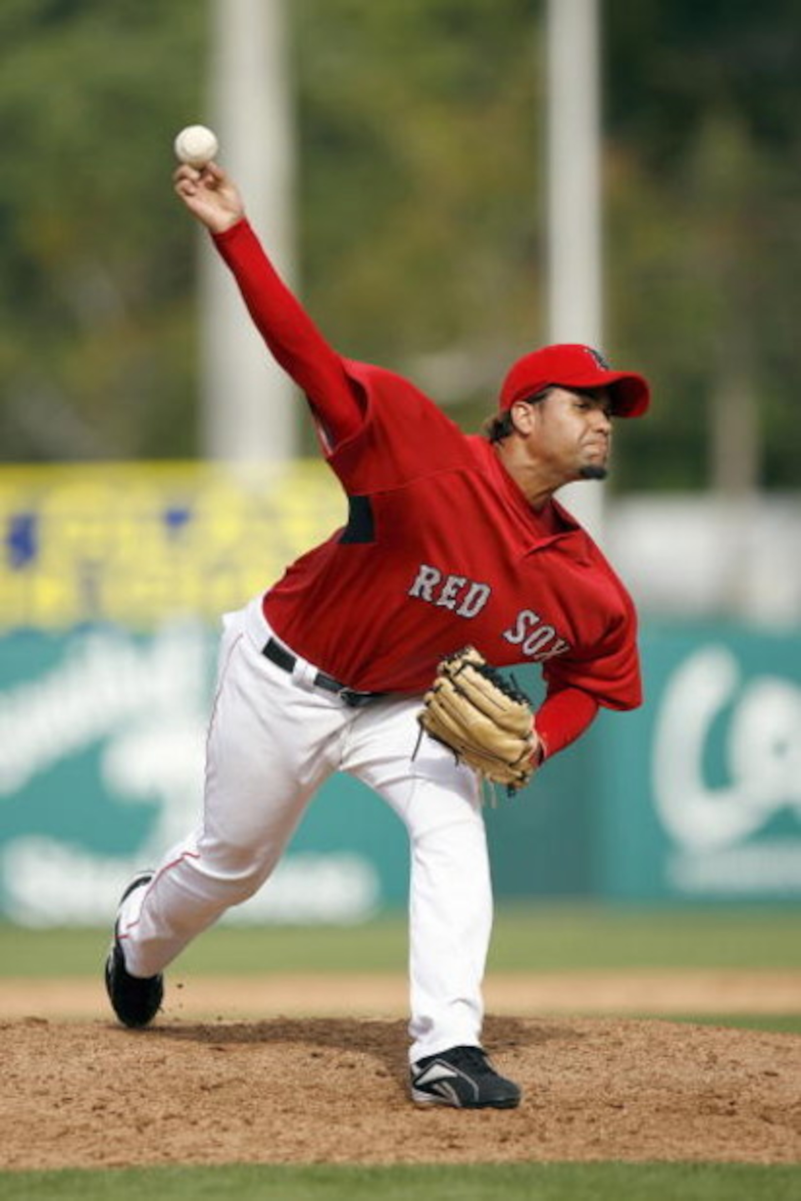 FT. MYERS, FL - MARCH 3: Manny Delcarmen #17 of the Boston Red Sox delivers the pitch during a Spring Training game at City of Palms Park March 3, 2007 in Ft. Myers, Florida. Philadelphia won the game 12-9. (Photo by Gregory Shamus/Getty Images)