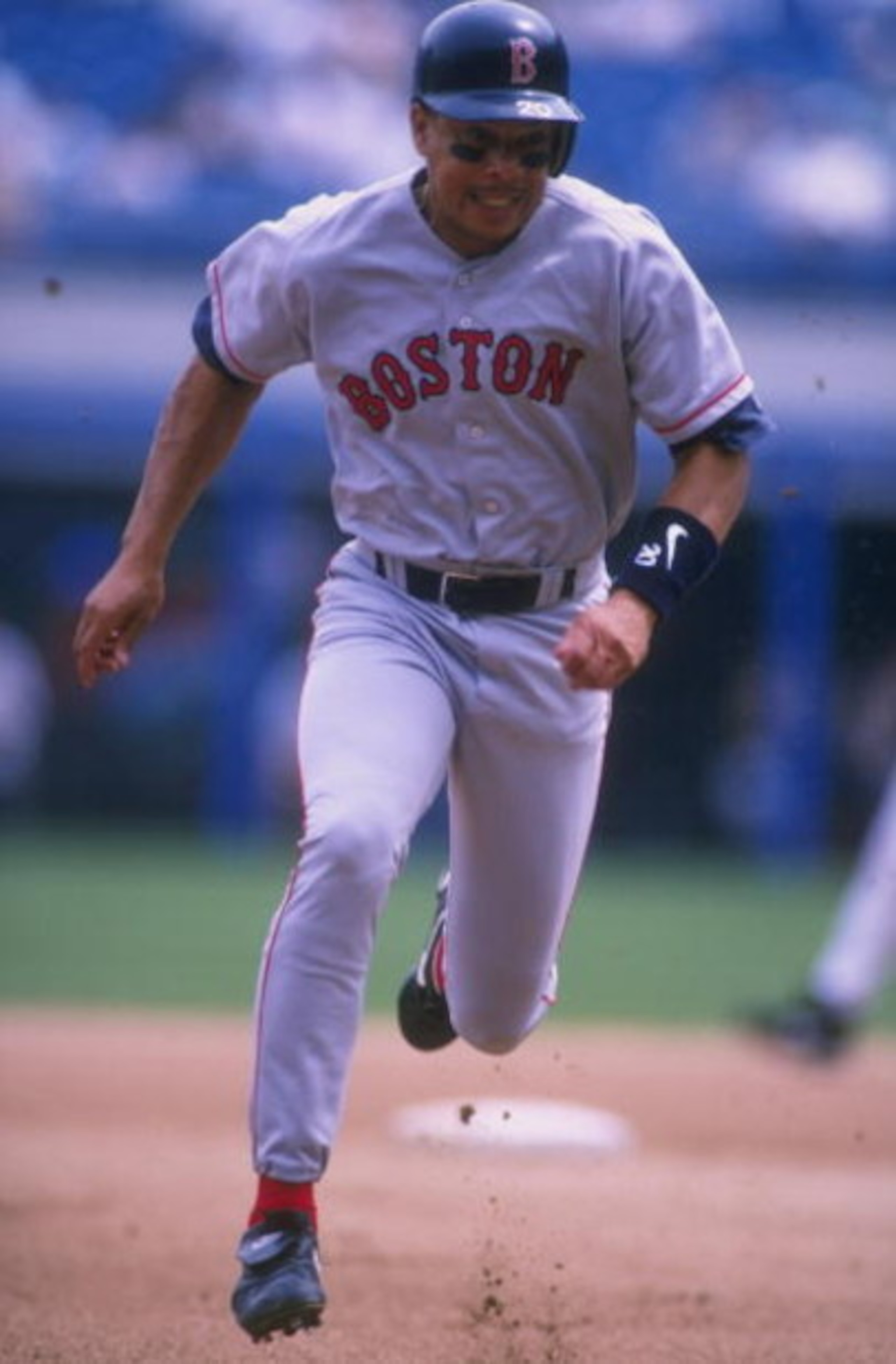 17 Jun 1998: Darren Lewis #20 of the Boston Red Sox in action during a game against the Chicago White Sox at Comiskey Park in Chicago, Illinois. The Red Sox defeated the White Sox 12-5.