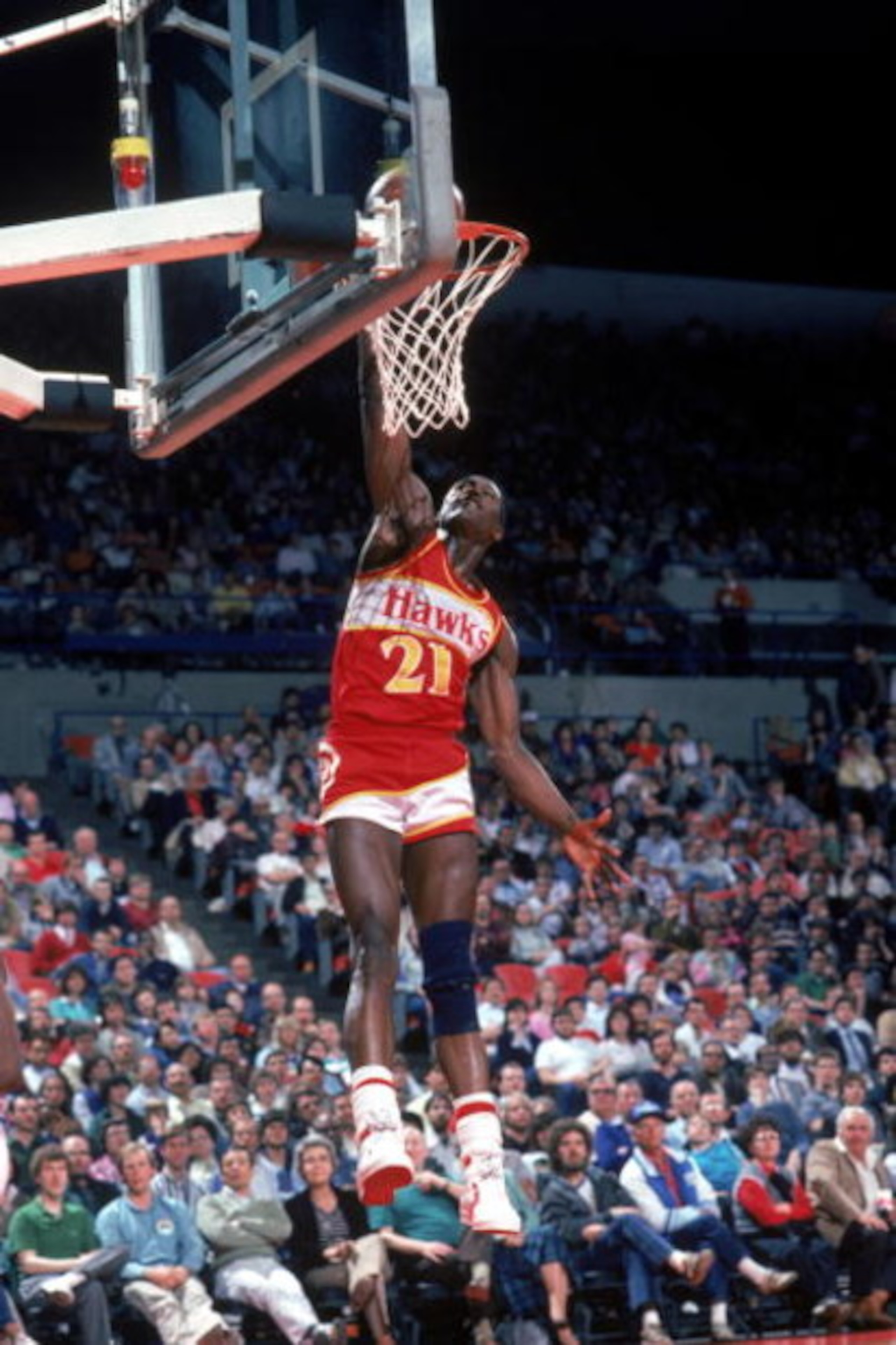 1985:  Dominique Wilkins #21 of the Atlanta Hawks goes up for a layup during a 1985 NBA season game.  (Photo by Rick Stewart/Getty Images) 