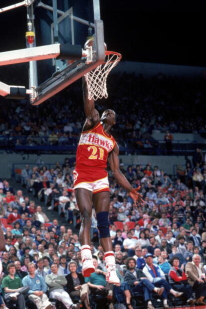 1985:  Dominique Wilkins #21 of the Atlanta Hawks goes up for a layup during a 1985 NBA season game.  (Photo by Rick Stewart/Getty Images) 