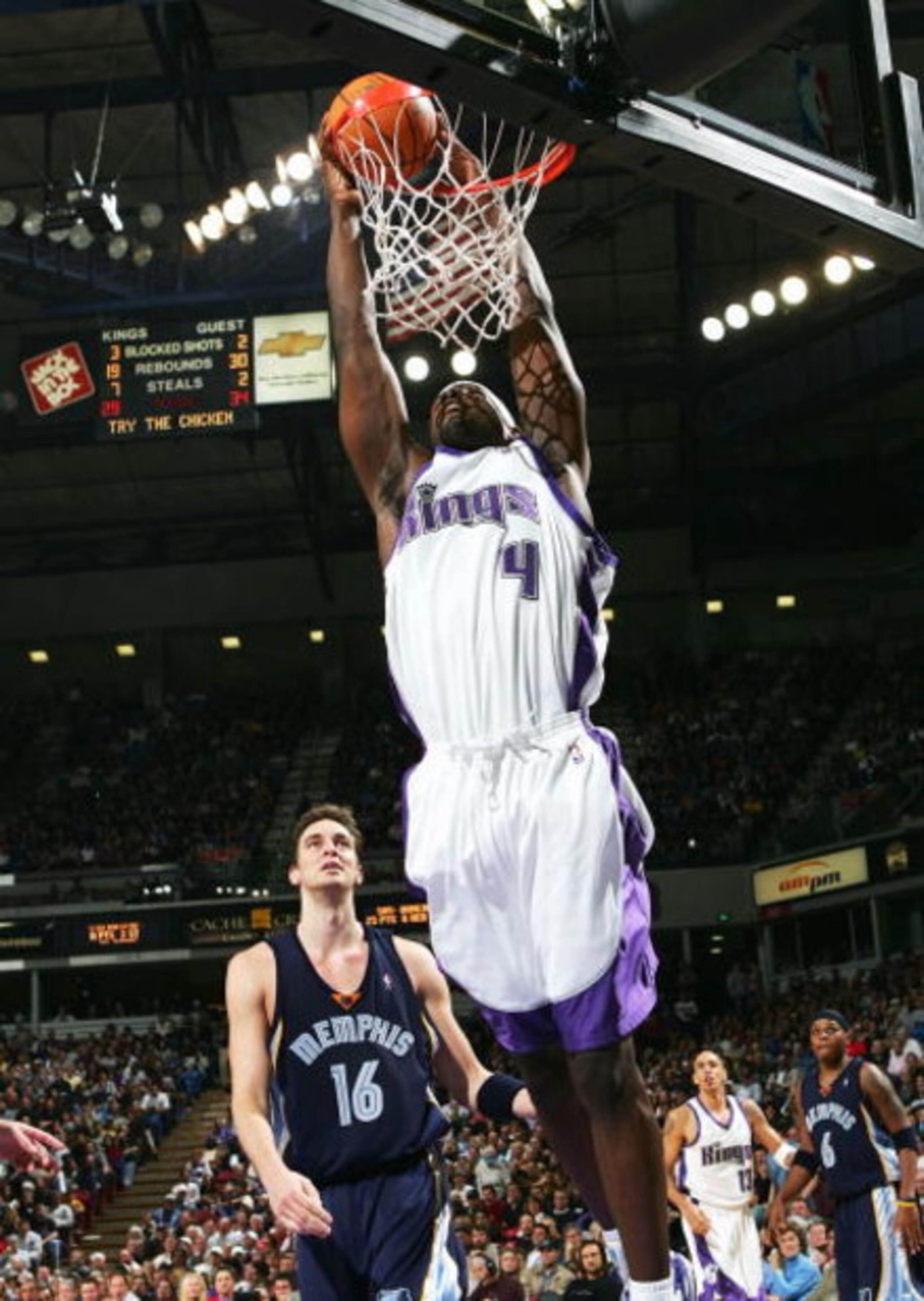 SACRAMENTO, CA - NOVEMBER 19:  Chris Webber #4 of the Sacramento Kings shoots over Pau Gasol #16 of the Memphis Gizzlies at Arco Arena on November 19, 2004 in Sacramento, California.  NOTE TO USER: User expressly acknowledges and agrees that, by downloadi