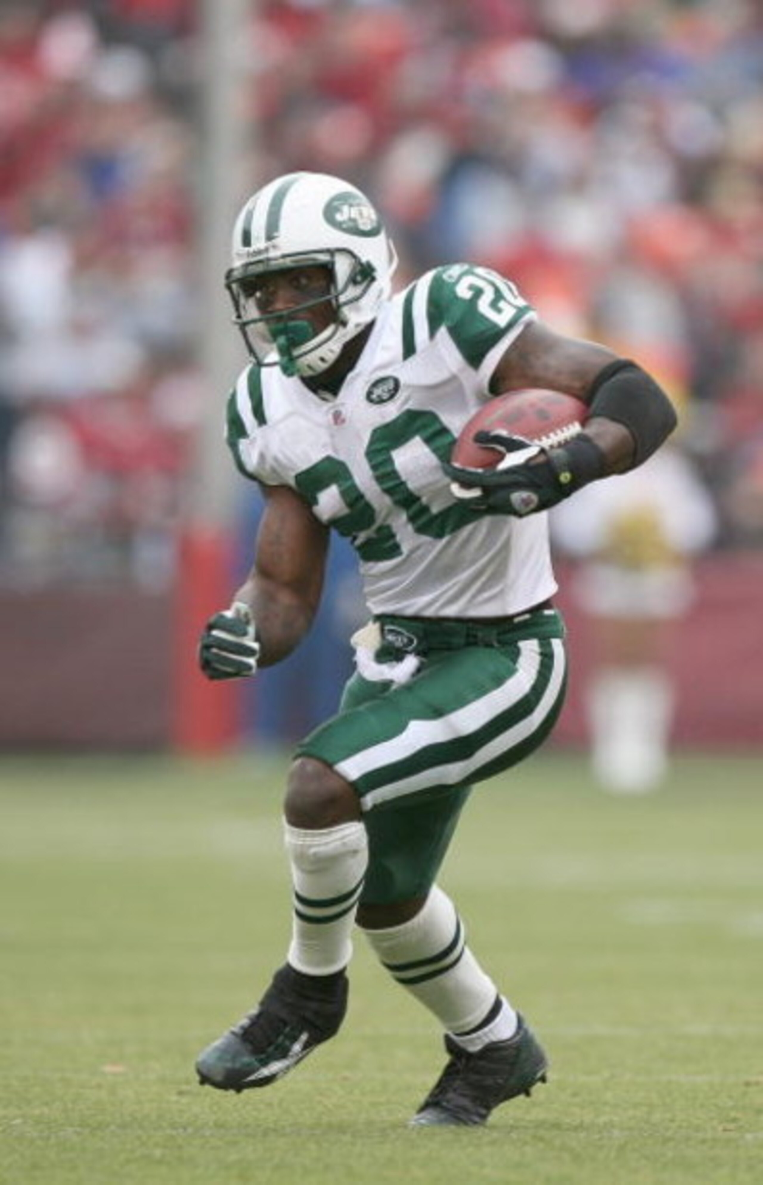 SAN FRANCISCO - DECEMBER 07:  Thomas Jones #20 of the New York Jets carries the ball against the San Francisco 49ers during an NFL game on December 7, 2008 at Candlestick Park in San Francisco, California. (Photo by Jed Jacobsohn/Getty Images)
