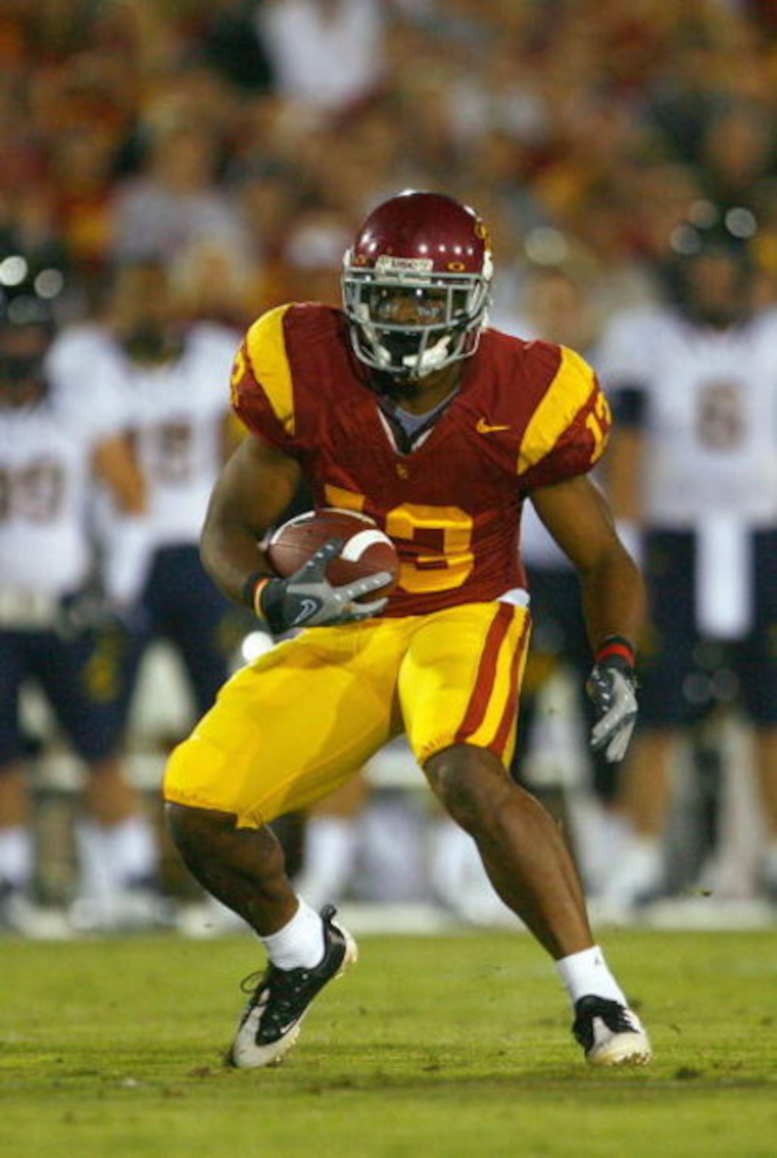 LOS ANGELES - NOVEMBER 6:  Stafon Johnson #13 of the USC Trojans carries the ball during the game against the Cal Golden Bears at the Memorial Coliseum on November 8, 2008 in Los Angeles, California. (Photo by: Jeff Gross/Getty Images)