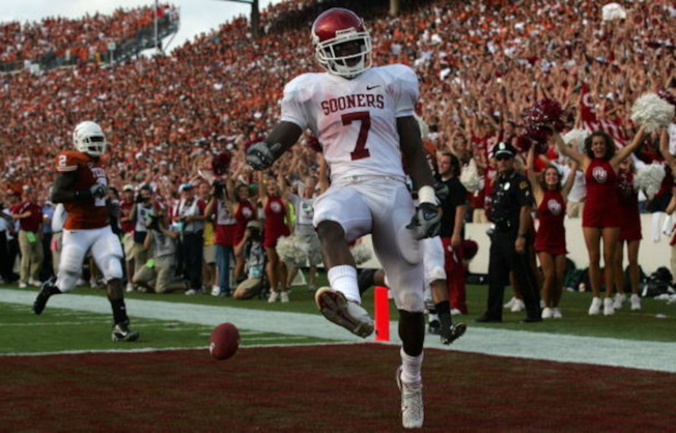 DALLAS - OCTOBER 6:  Running back DeMarco Murray #7 of the Oklahoma Sooners runs for a touchdown against the Texas Longhorns at the Cotton Bowl October 6, 2007 in Dallas, Texas.  (Photo by Ronald Martinez/Getty Images)