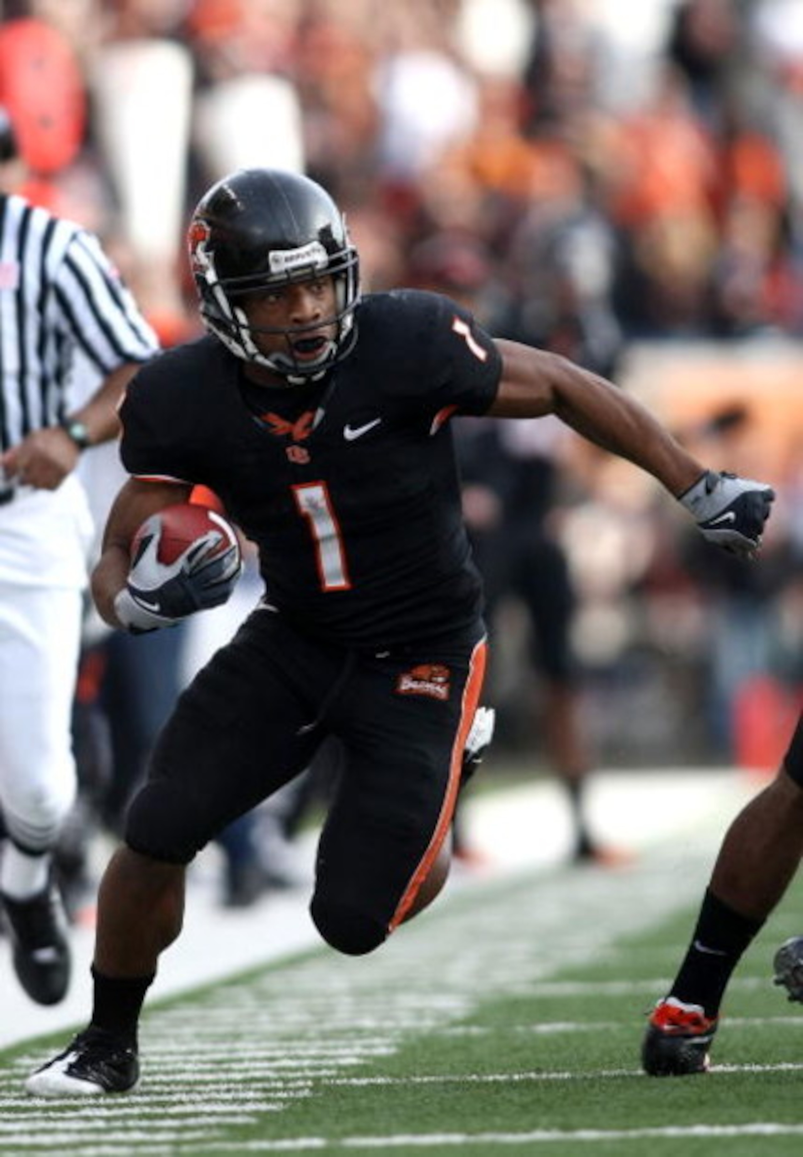 CORVALLIS, OR - NOVEMBER 15:  Jacquizz Rodgers #1 of the Oregon State Beavers runs with the ball against the California Golden Bears at Reser Stadium on November 15, 2008 in Corvalis, Oregon.  (Photo by Jonathan Ferrey/Getty Images)