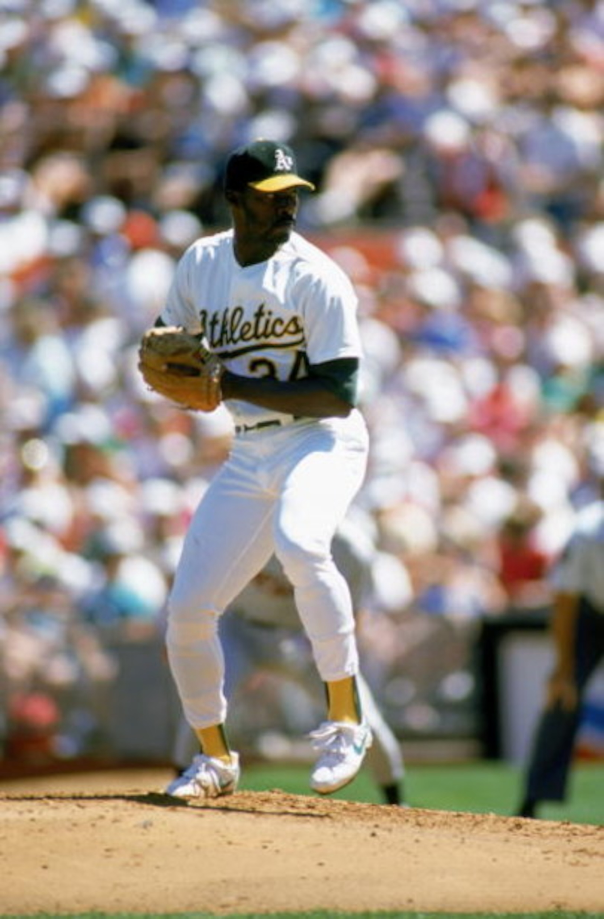 OAKLAND, CA - 1989:  Dave Stewart #34 of the Oakland Athletics pitches during a game in the 1989 season at Oakland-Alameda Coliseum in Oakland, California. (Photo by Otto Greule Jr/Getty Images)