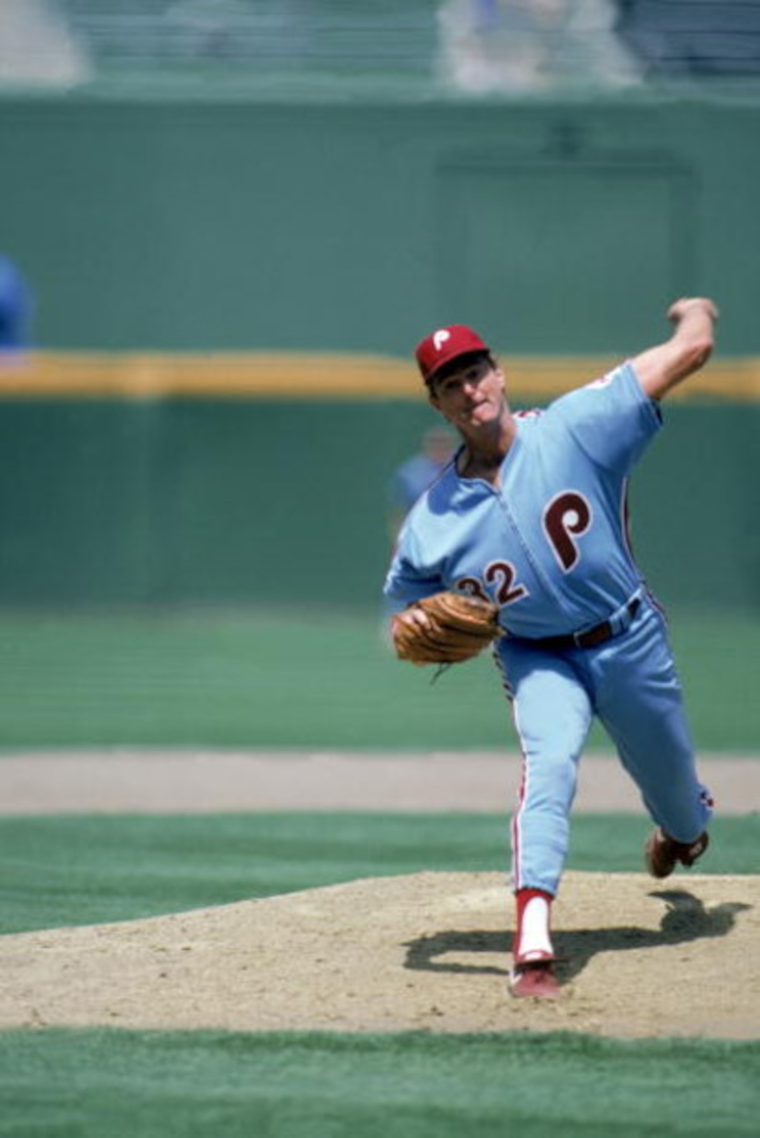 SAN DIEGO - 1986:  Steve Carlton #32 of the Philadelphia Phillies pitches during the 1986 season MLB game against the San Diego Padres at Jack Murphy Stadium in San Diego, California.  (Photo by Rick Stewart/Getty Images) 