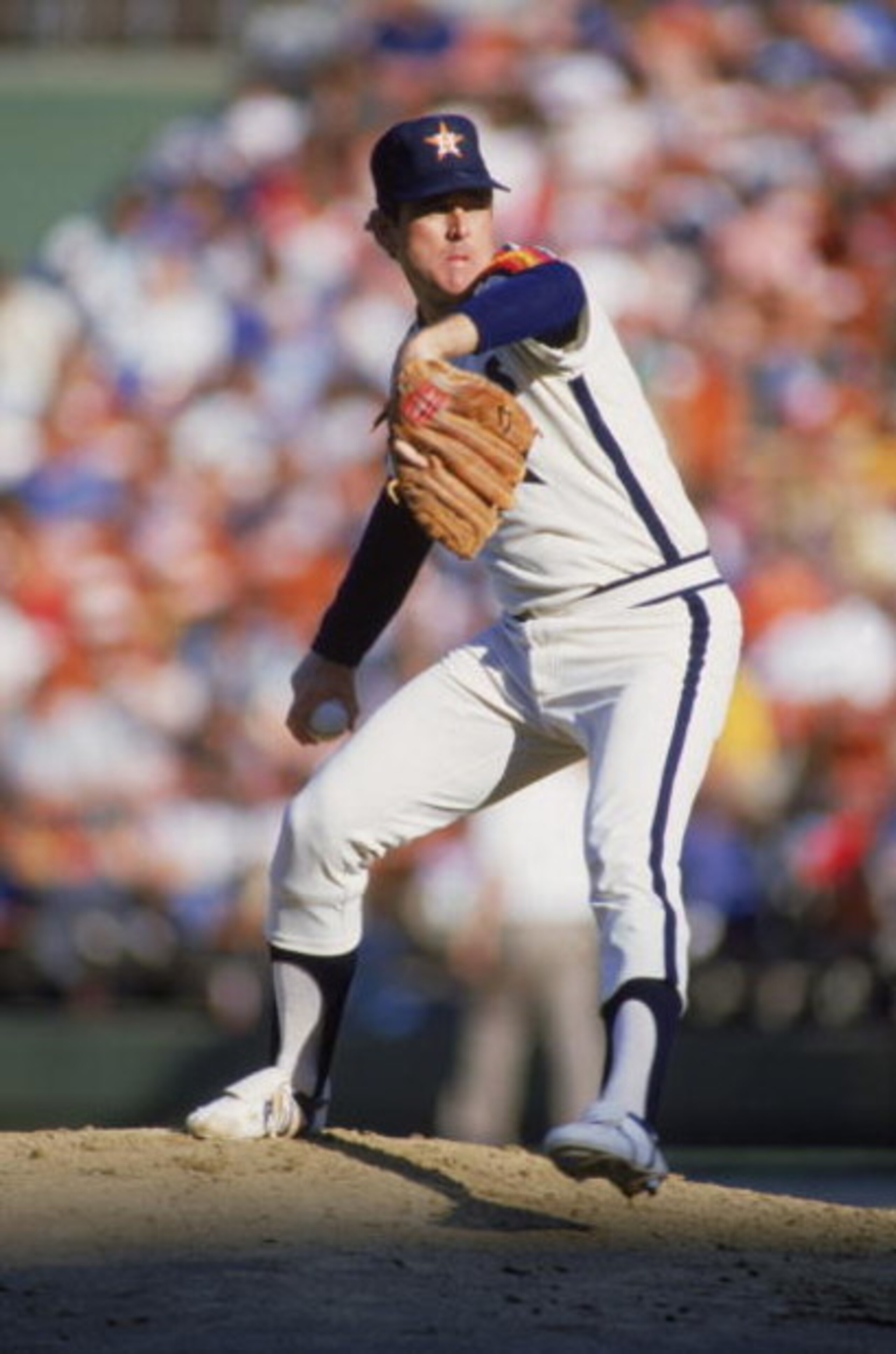 1986:  Right hander Nolan Ryan of the Houston Astros pitches the ball during a MLB (Major League Baseball) game in 1986.  (Photo by Stephen Dunn /Getty Images)  