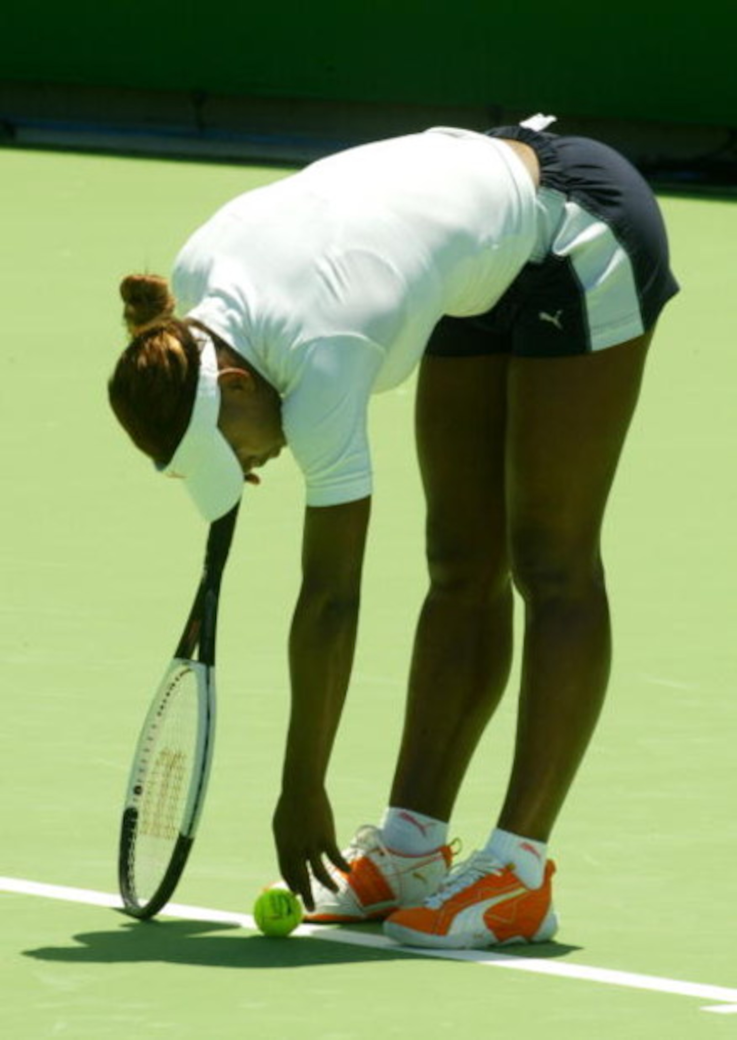 MELBOURNE - JANUARY 6:  Serena Williams of the USA prepares for the Australian Open at Melbourne Park, Melbourne, Australia today, January 6, 2003. The Australian Open starts on January 13, 2003. (Photo by Mark Dadswell/Getty Images).